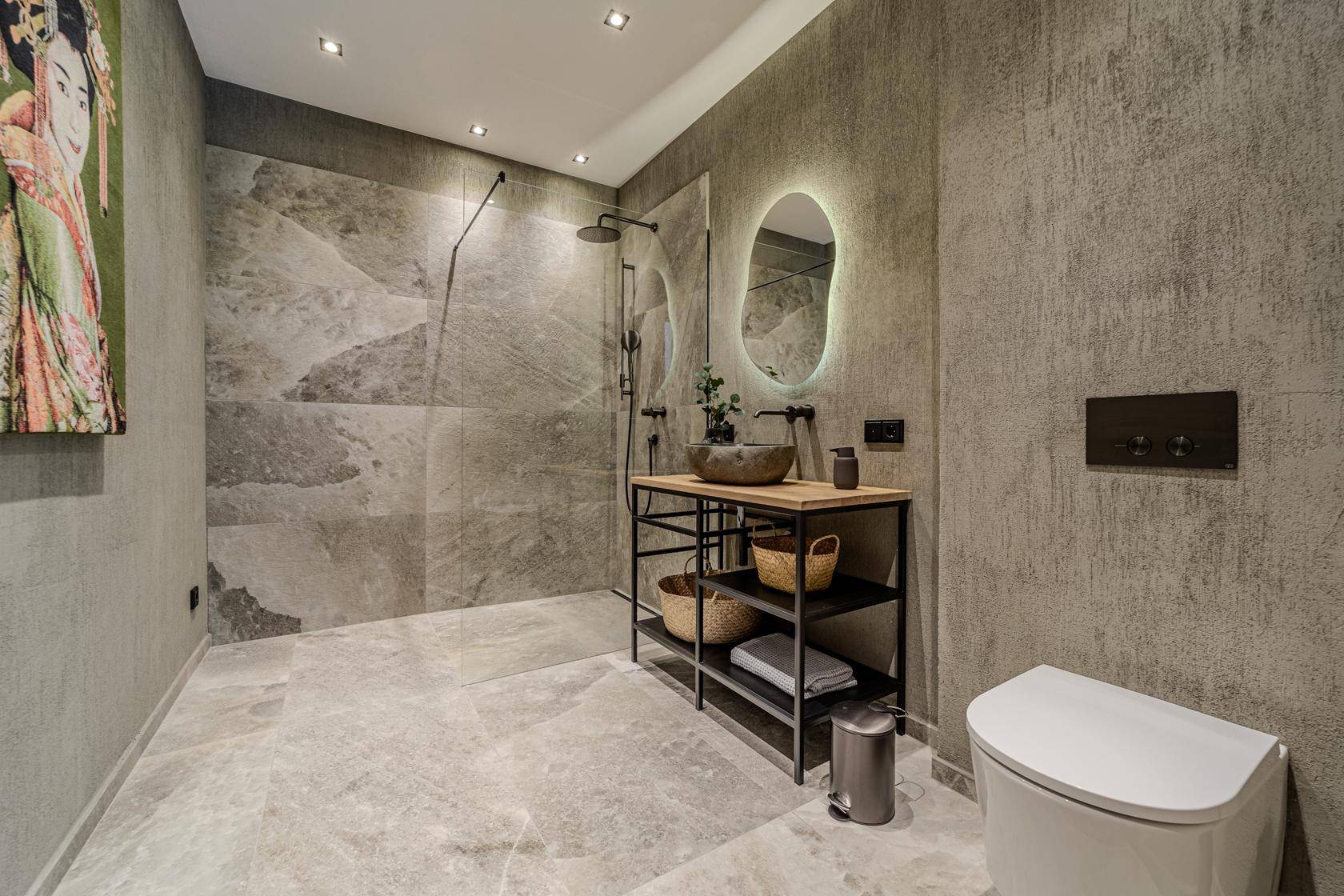 Modernes Badezimmer mit begehbarer Dusche, stilvollem Waschtisch und Wand-WC.