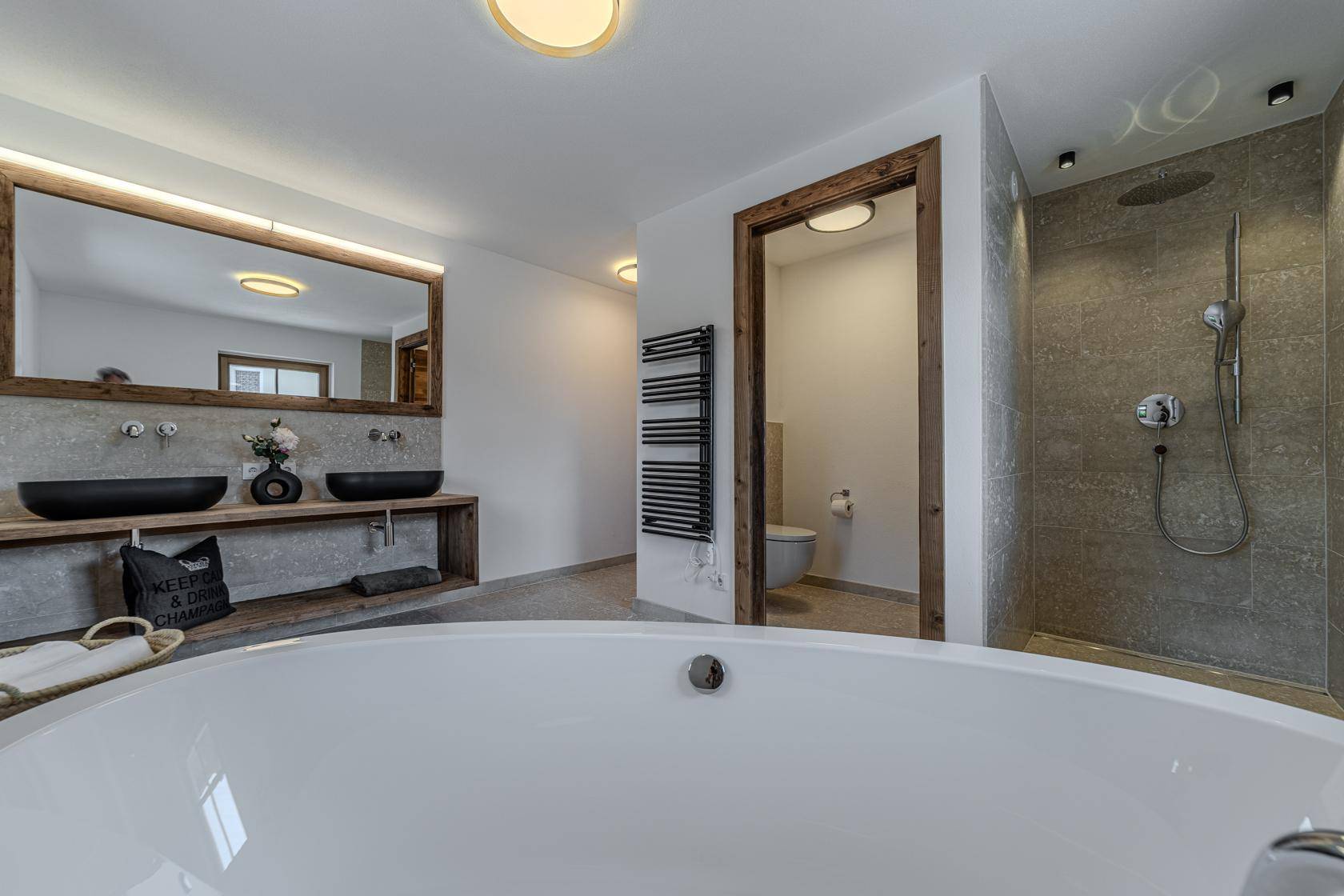 Modernes Badezimmer mit freistehender Badewanne, Doppelwaschbecken und einer geräumigen begehbaren Dusche.