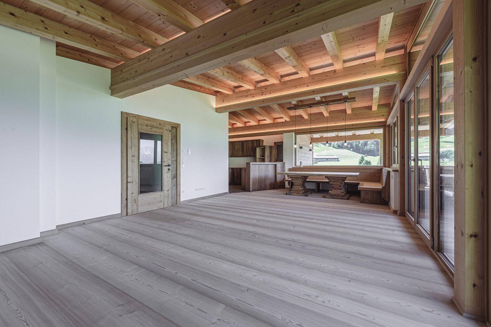 Großzügiges Mehrgenerationenhaus in edlem Tiroler Landhausstil - Ansicht 2