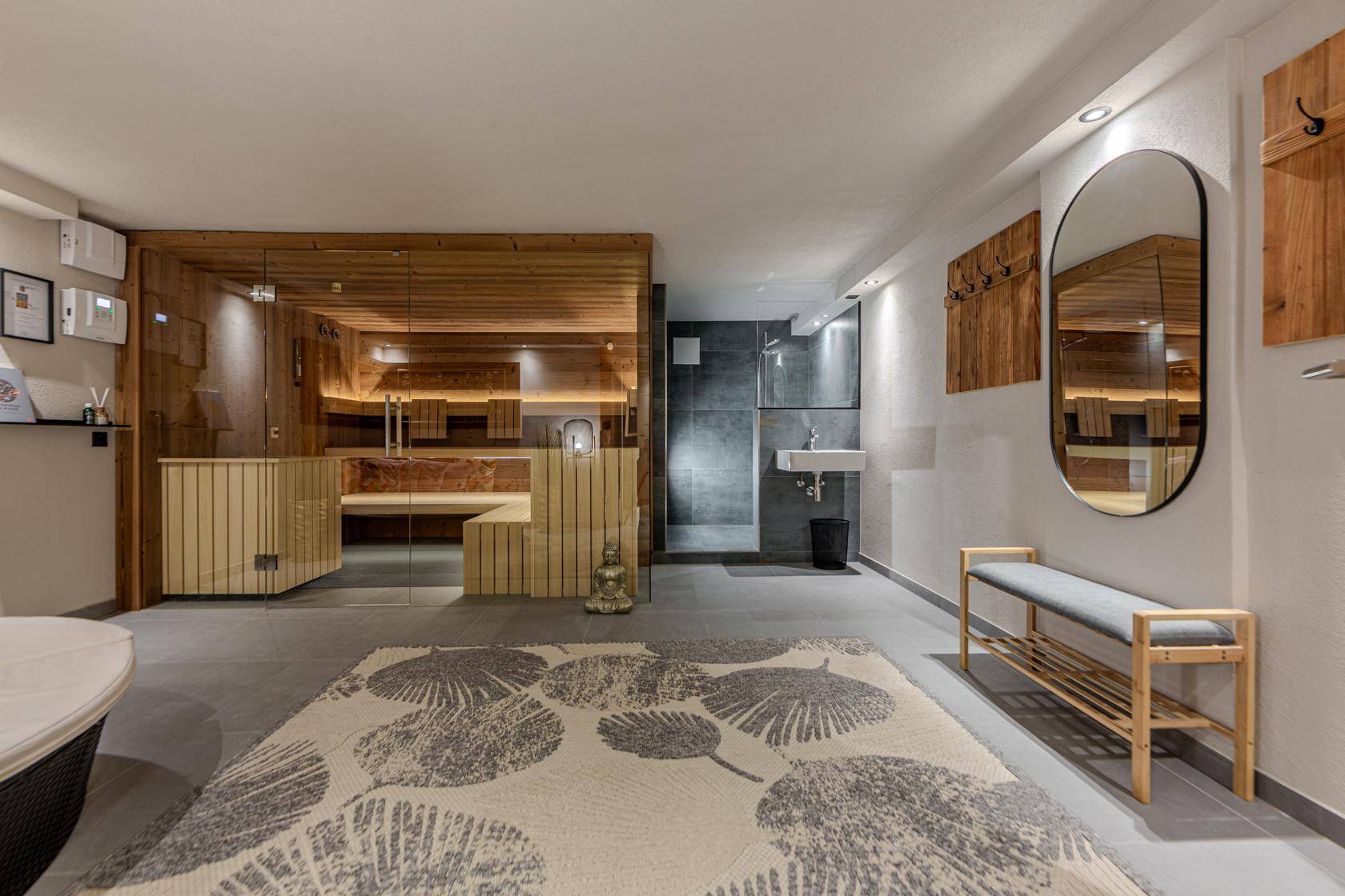 Moderner Wellnessbereich mit Sauna, Dusche und stilvoller Einrichtung zum Entspannen.