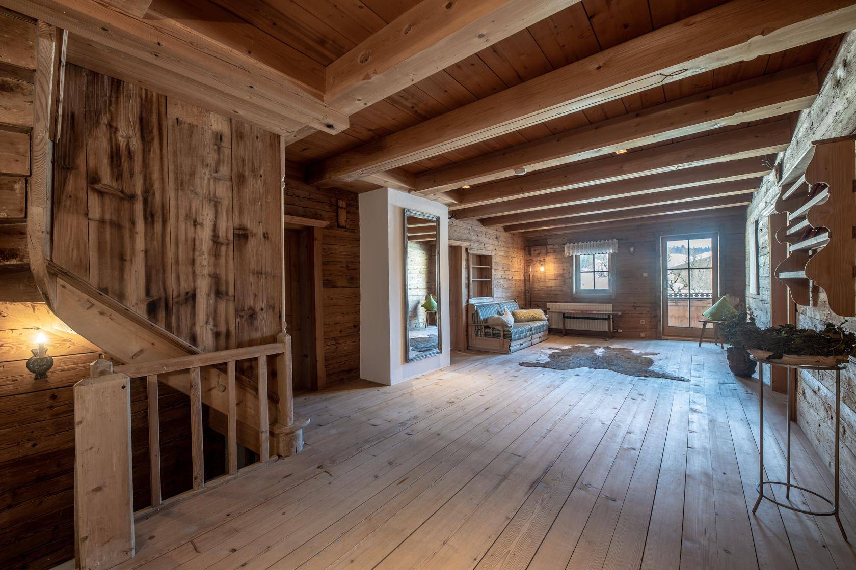 Geräumiger Flur mit Holzboden, Holzbalkendecke und traditionellen Holzvertäfelungen.