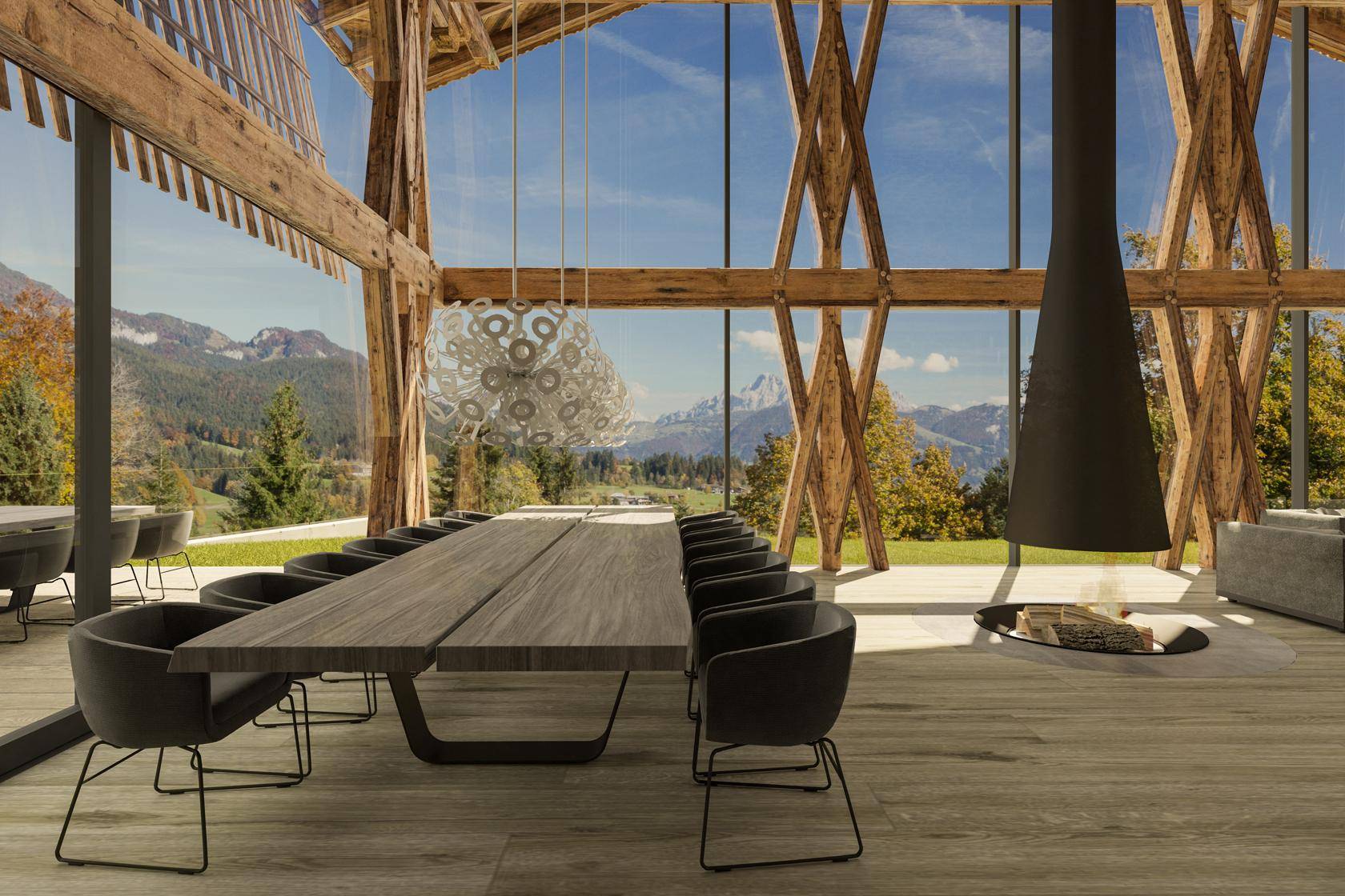 Großer offener Wohn-Essbereich mit Holzbalken, Kamin und Panoramafenstern mit Bergblick.