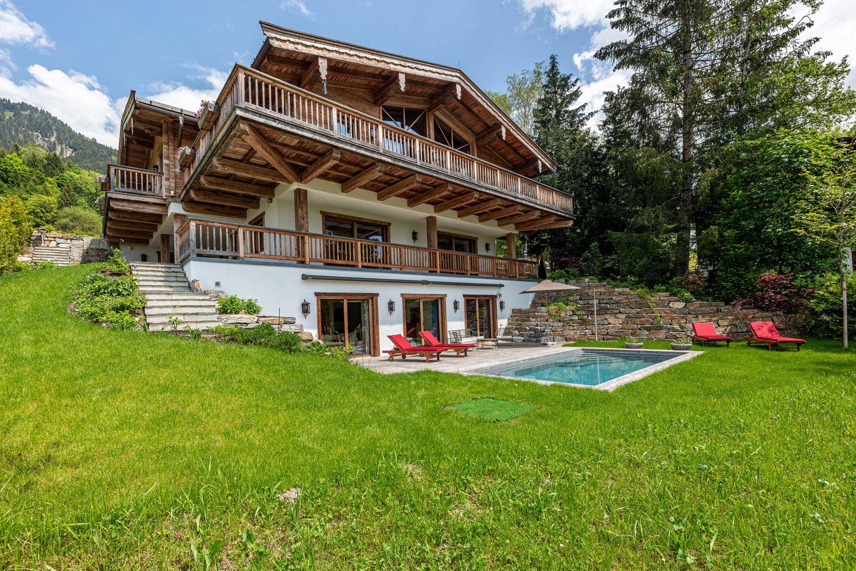 Charmantes Chalet mit traditioneller Holzarchitektur, großem Garten und Außenpool.