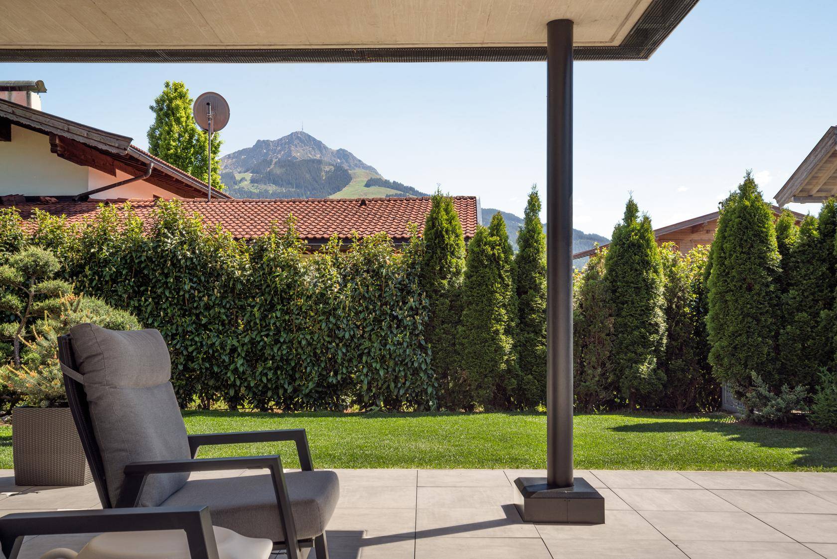 Gemütliche Terrasse mit Sitzgelegenheiten und beeindruckendem Bergblick.