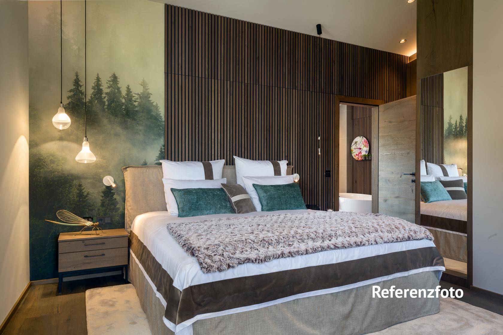 Elegantes Schlafzimmer mit Holzwandverkleidung, dekorativer Tapete und indirekter Beleuchtung.