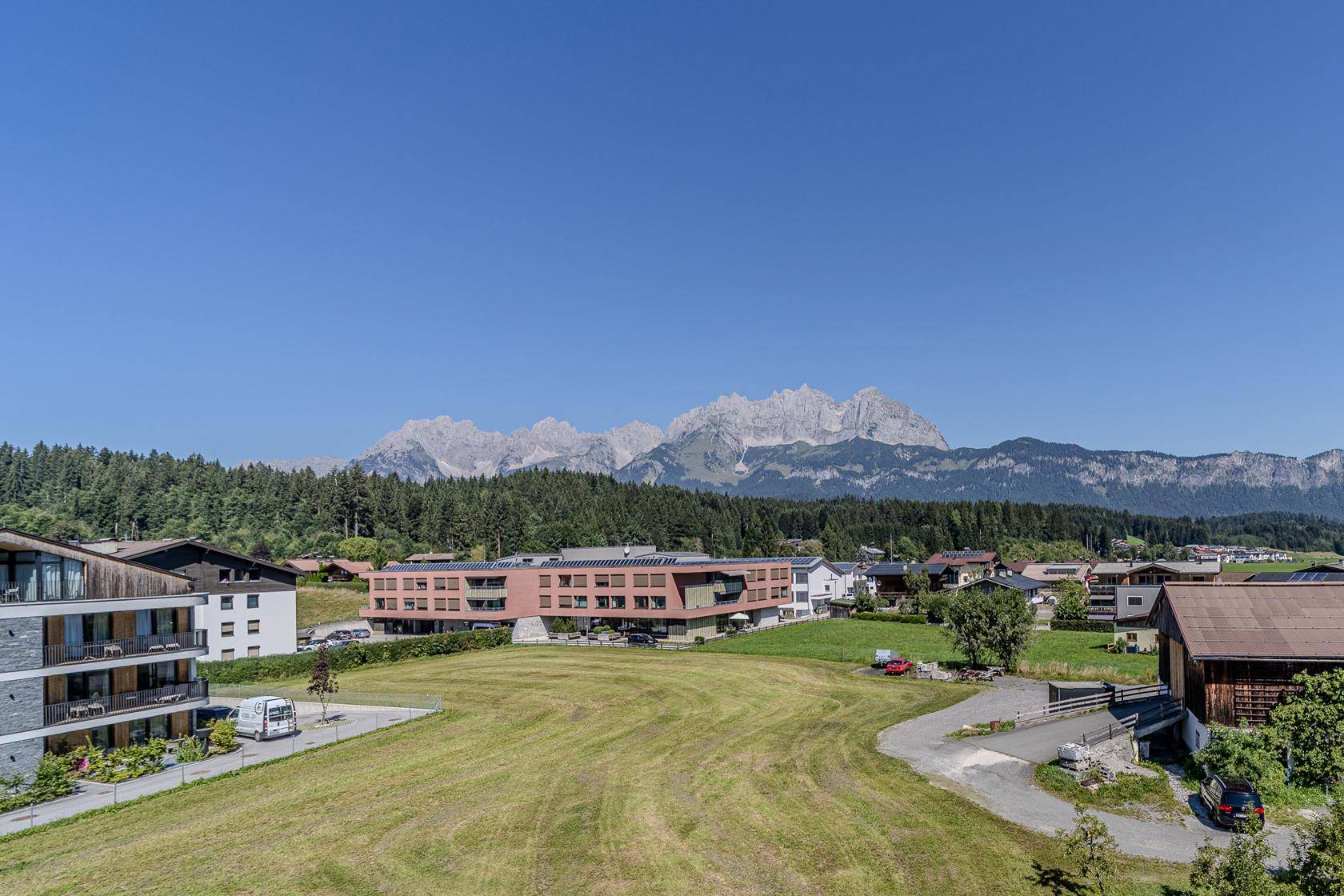 Panoramablick auf die umliegende Berglandschaft und die ländliche Umgebung.