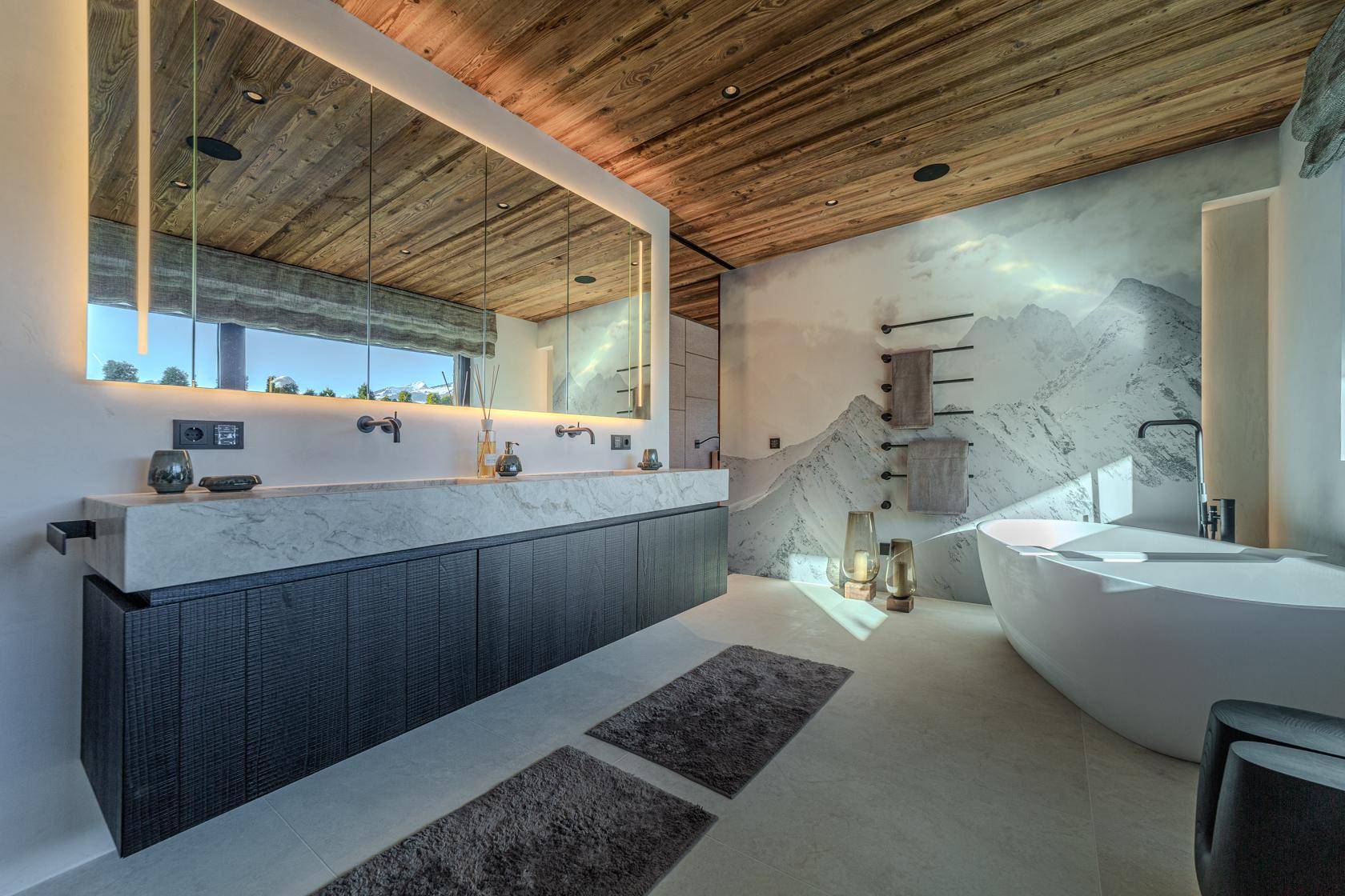 Luxuriöses Badezimmer mit Doppelwaschbecken, beleuchtetem Spiegel und freistehender Badewanne.