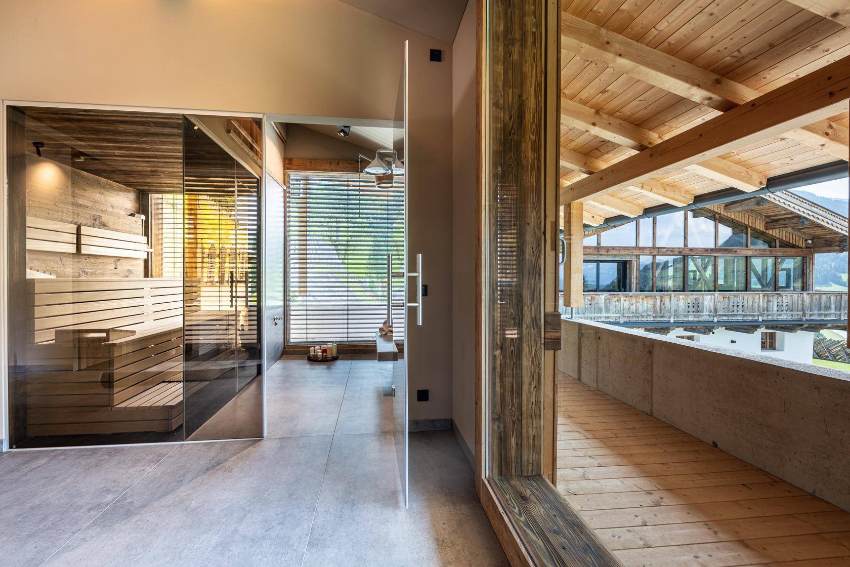 Moderner Wellnessbereich mit Sauna und großzügigem Zugang zum Außenbereich.