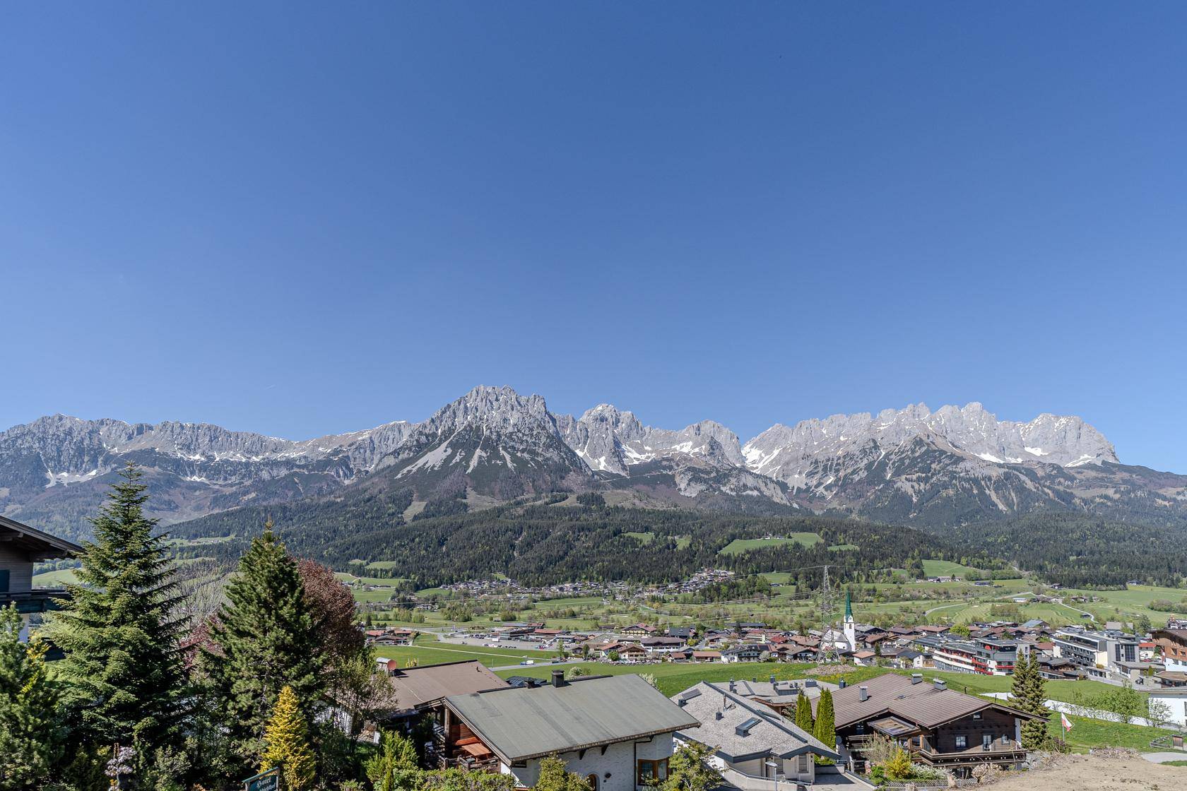 Panoramablick auf die malerische Berglandschaft und das umliegende Dorf.
