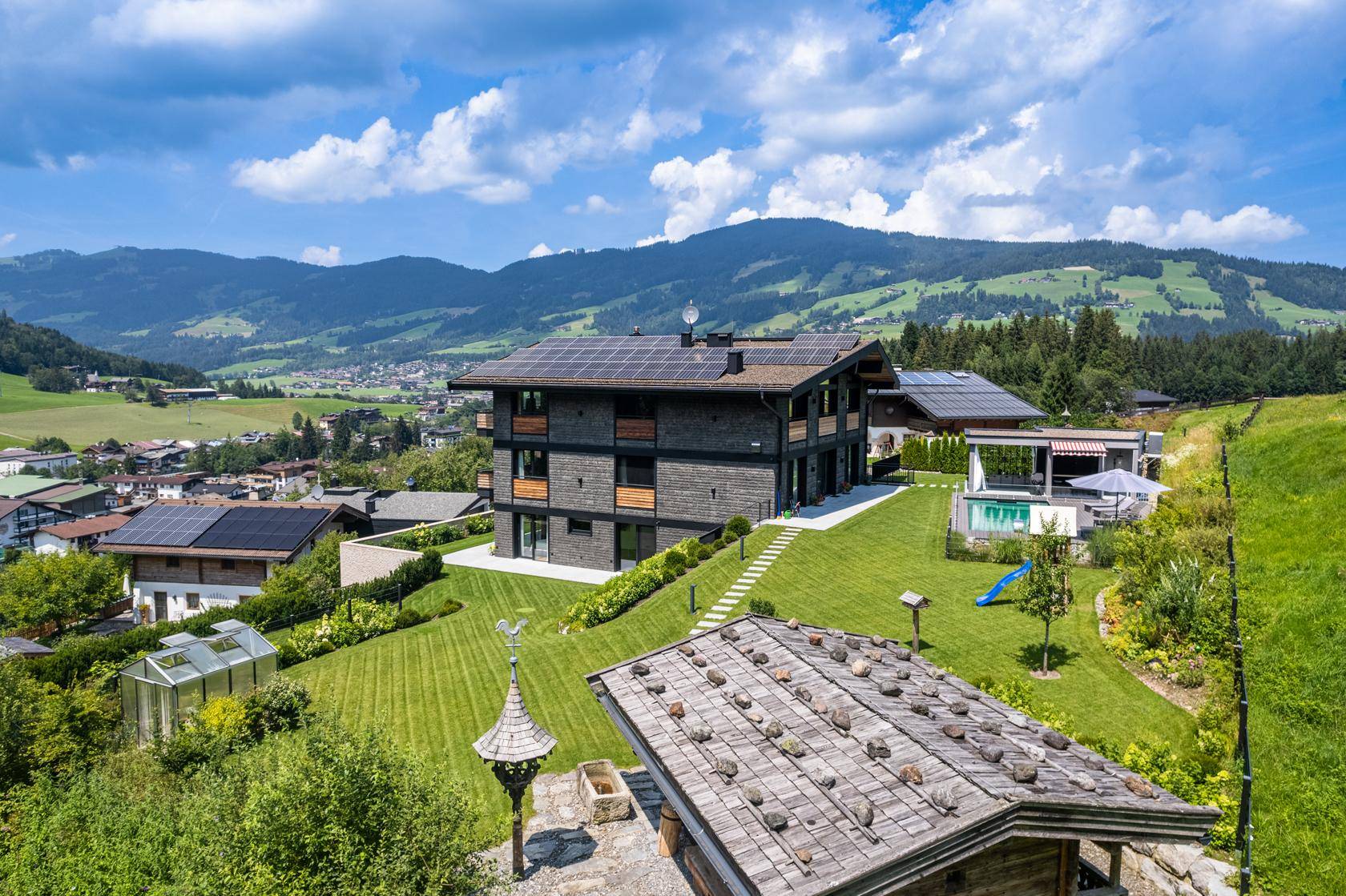 Exklusives Anwesen mit Pool, Garten, Spielplatz und Panoramablick auf die Berge.