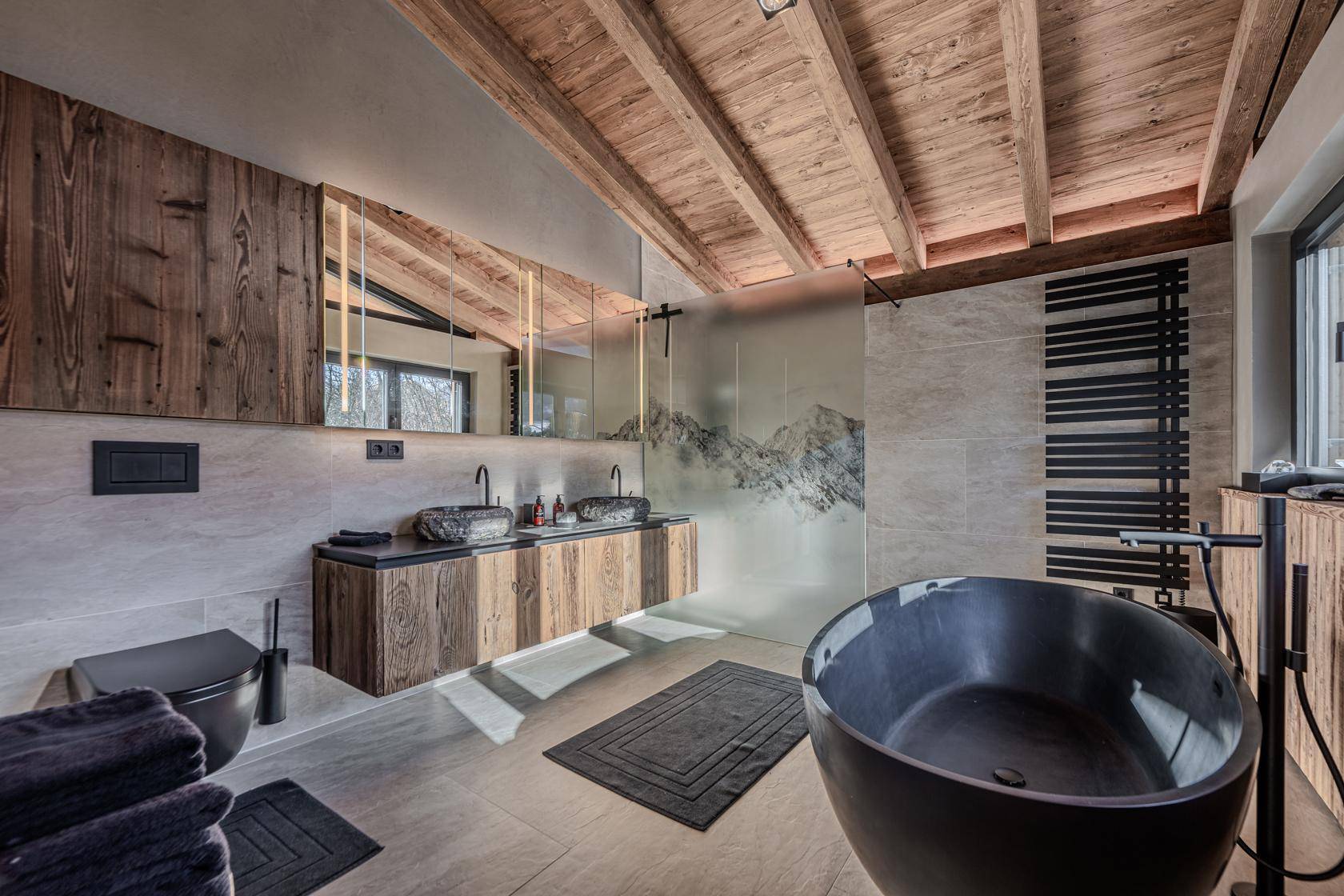 Luxuriöses Badezimmer mit Doppelwaschbecken, freistehender Badewanne und begehbarer Dusche.