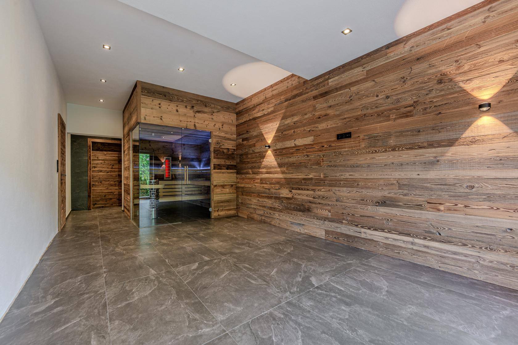 Eingangsbereich zum Wellnessbereich mit Sauna und Holzwänden.