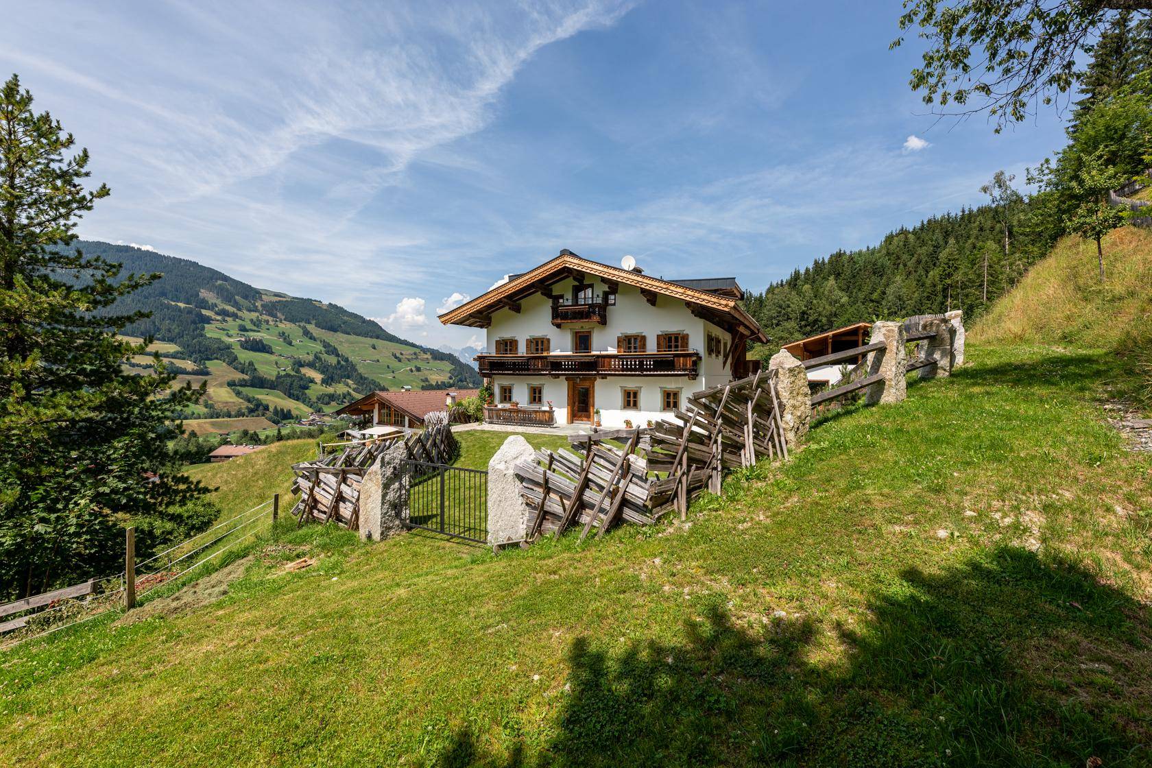 Charmantes Landhaus in alpiner Umgebung mit weitem Blick auf die Berge.