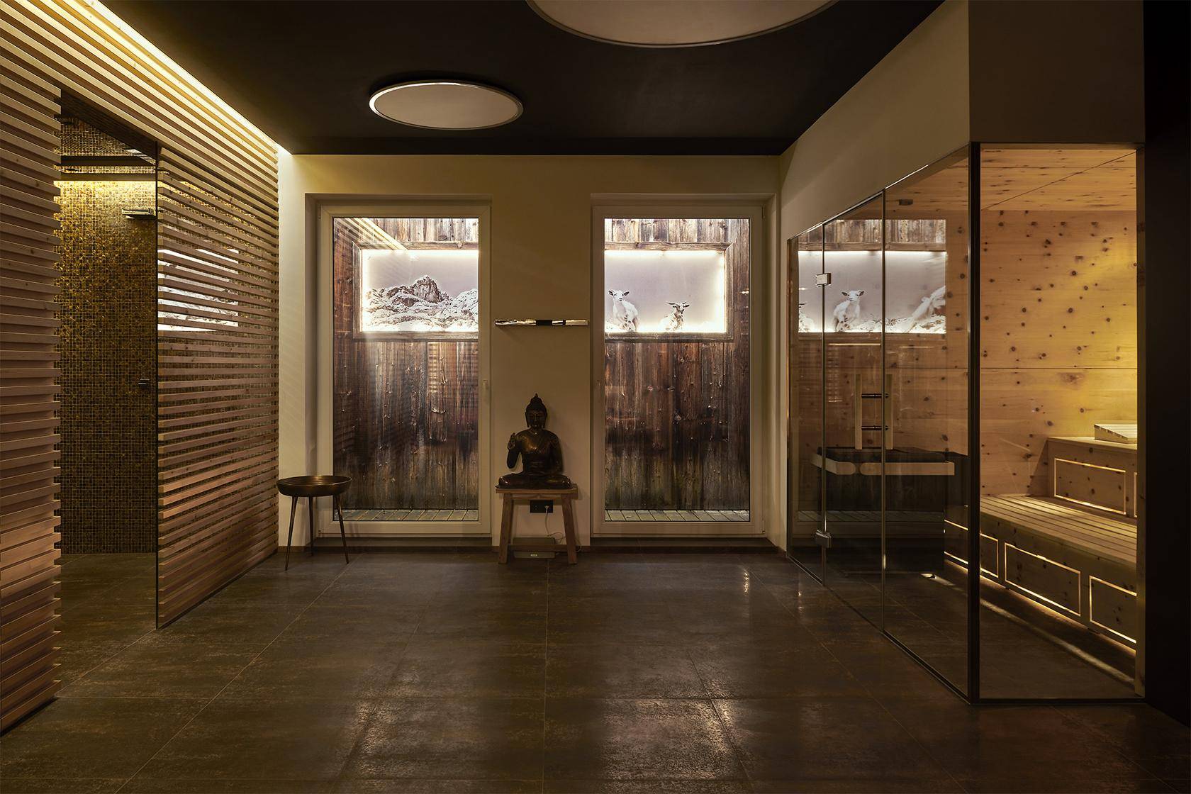Entspannender Wellnessbereich mit Sauna, Holzelementen und indirekter Beleuchtung.