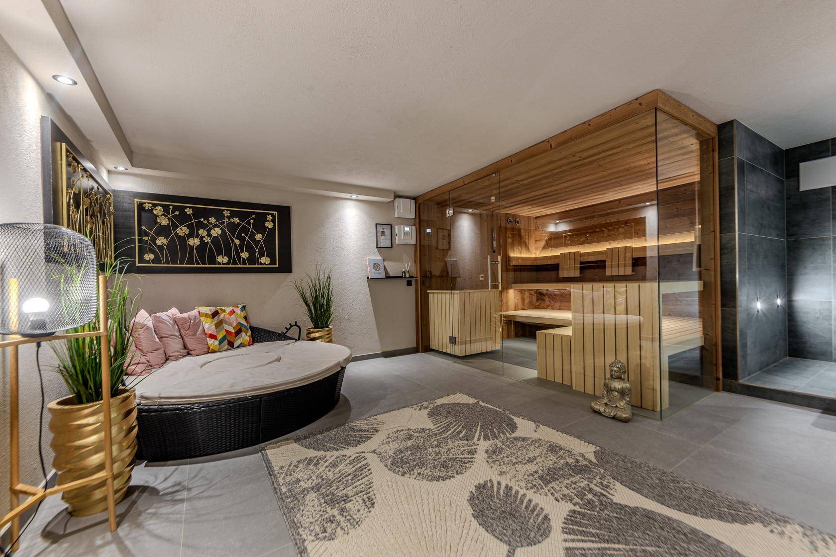 Exklusiver Wellnessbereich mit moderner Sauna, Ruheliege und stilvoller Beleuchtung.