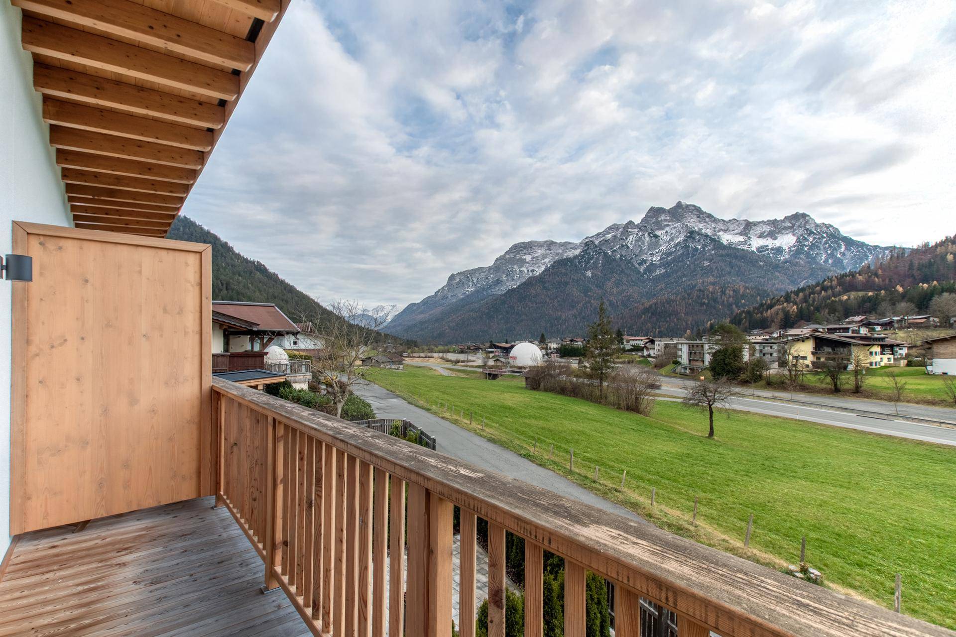 BALKON MIT AUSBLICK