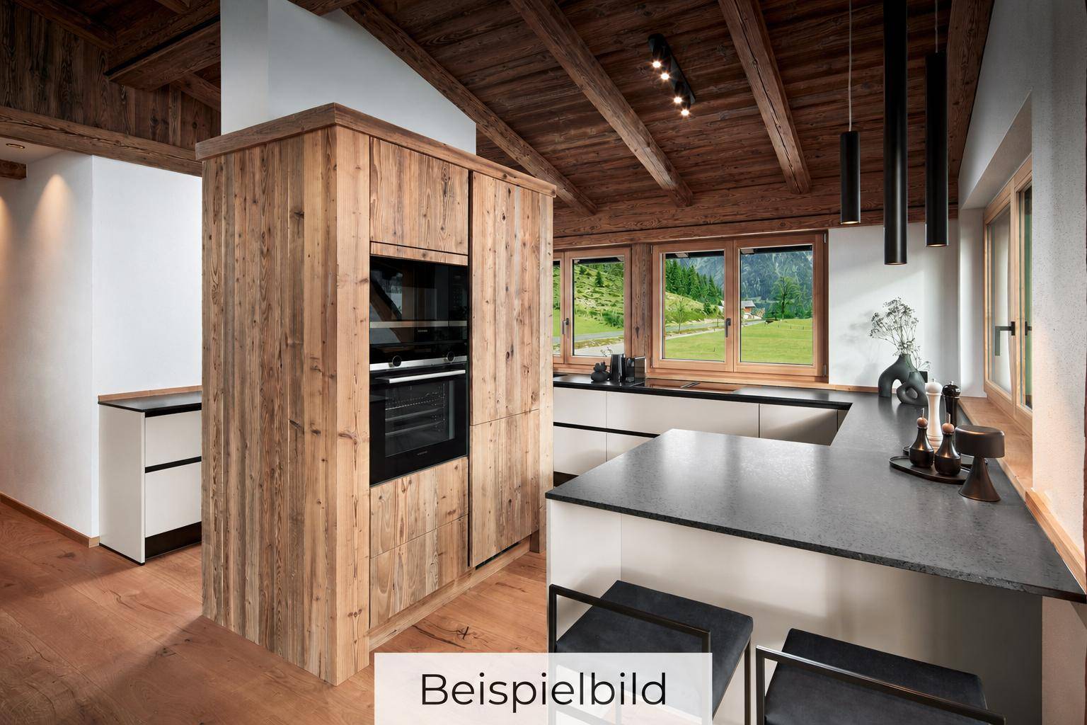 Moderne Küche mit rustikalen Holzfronten, dunklen Arbeitsplatten und integrierten Geräten mit Bergblick.