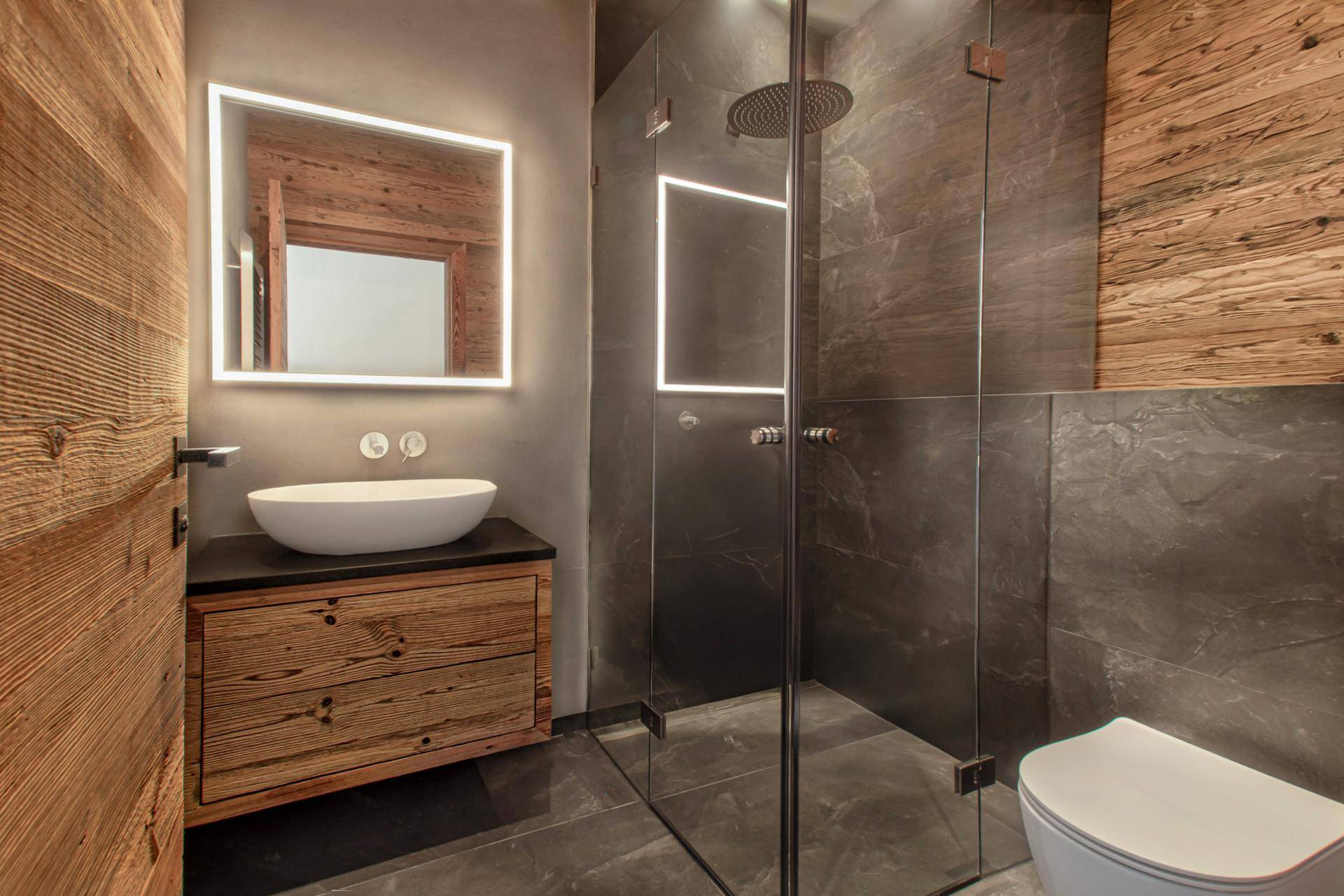 Elegantes Badezimmer mit begehbarer Dusche, Holzwaschtisch und modernem Design.