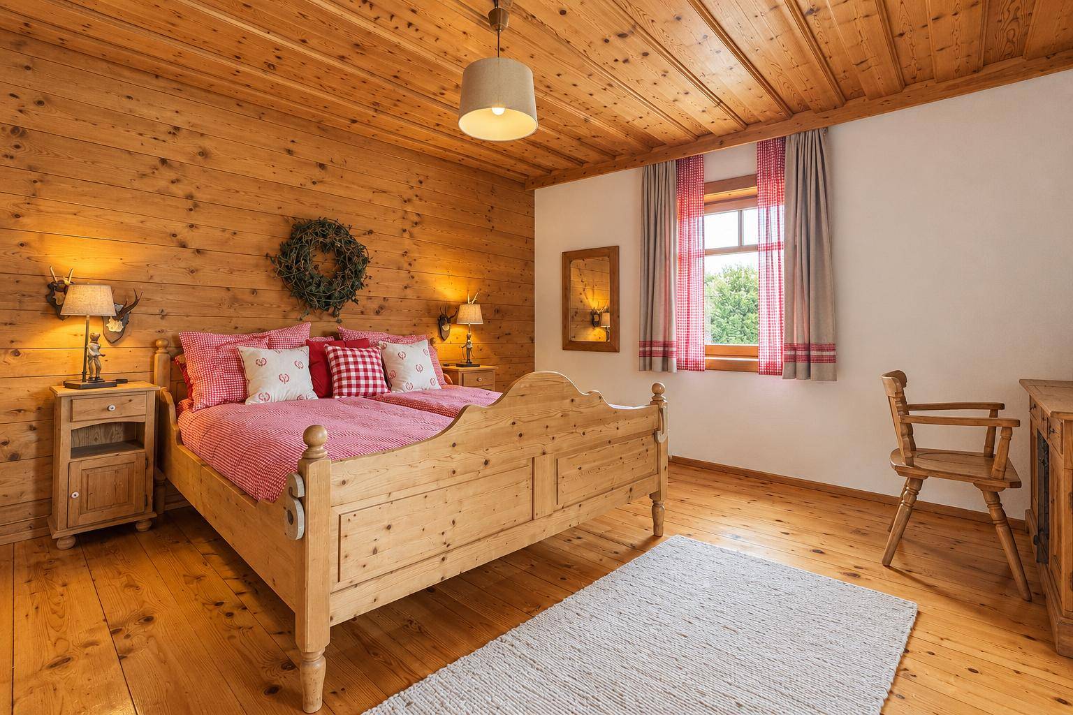 Traditionelles Schlafzimmer mit Holzvertäfelung, Holzboden und gemütlichem Doppelbett.