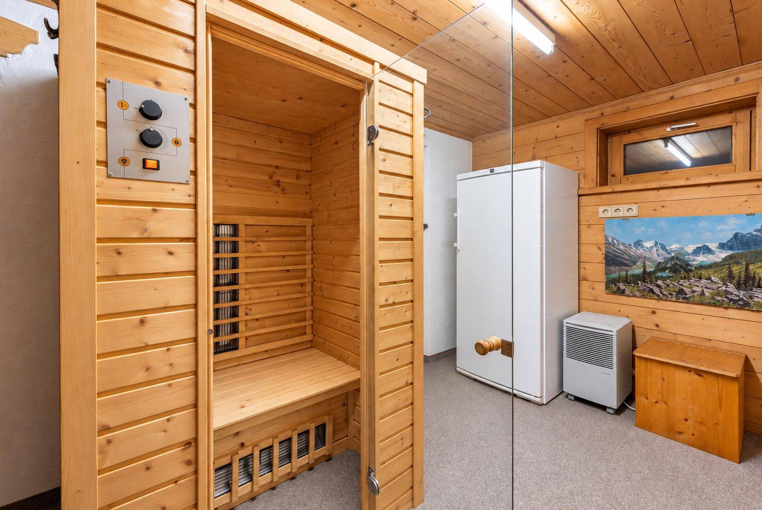 Privater Saunabereich mit Holzverkleidung und Entspannungsmöglichkeiten.
