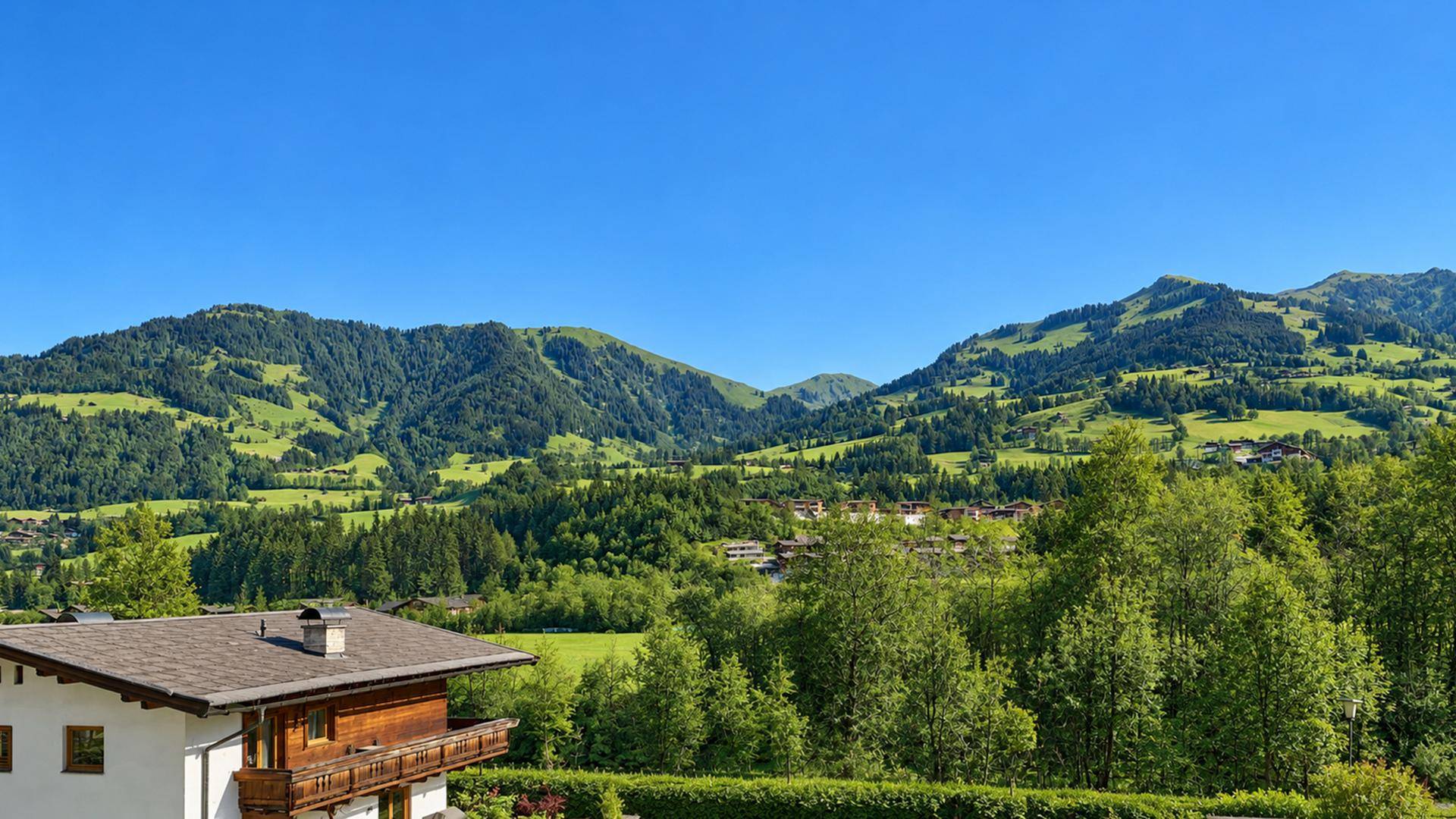 Panoramablick auf die malerische Berglandschaft und grüne Täler von der Immobilie aus.