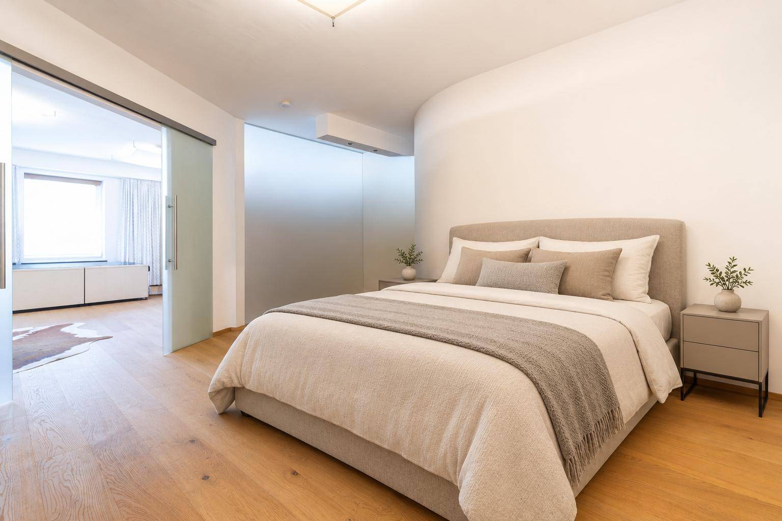 Modernes Schlafzimmer mit hellem Holzboden, beigem Bett, Glasschiebetür und Klimaanlage.