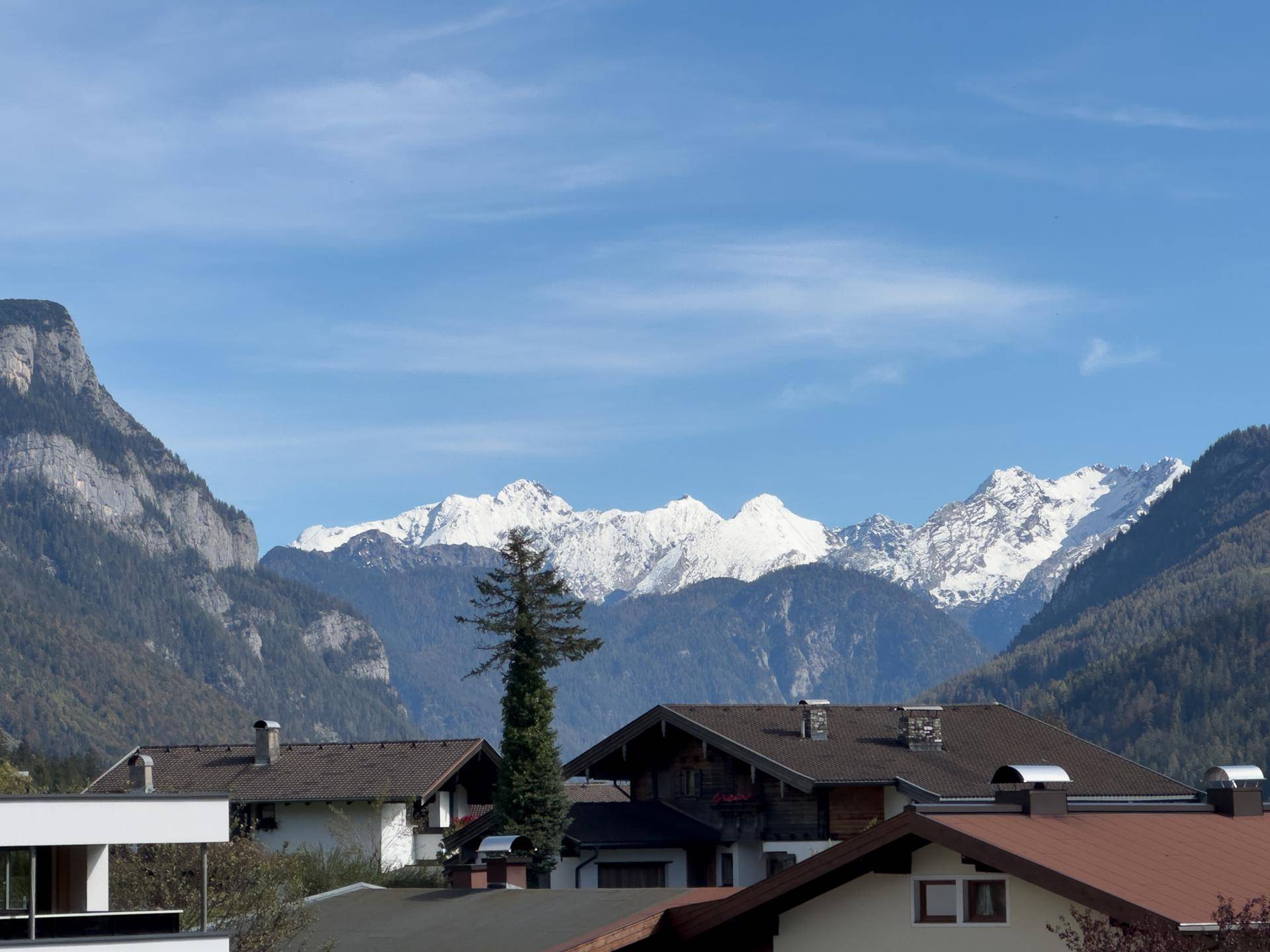 Spektakulärer Blick auf die schneebedeckten Berge und die umliegende Landschaft.
