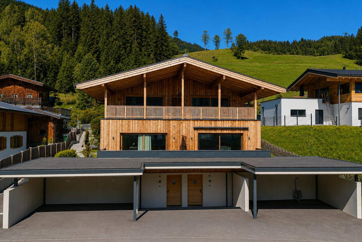 Moderne Chalet-Architektur mit Holzfassade und integriertem Carport vor grüner Bergkulisse.