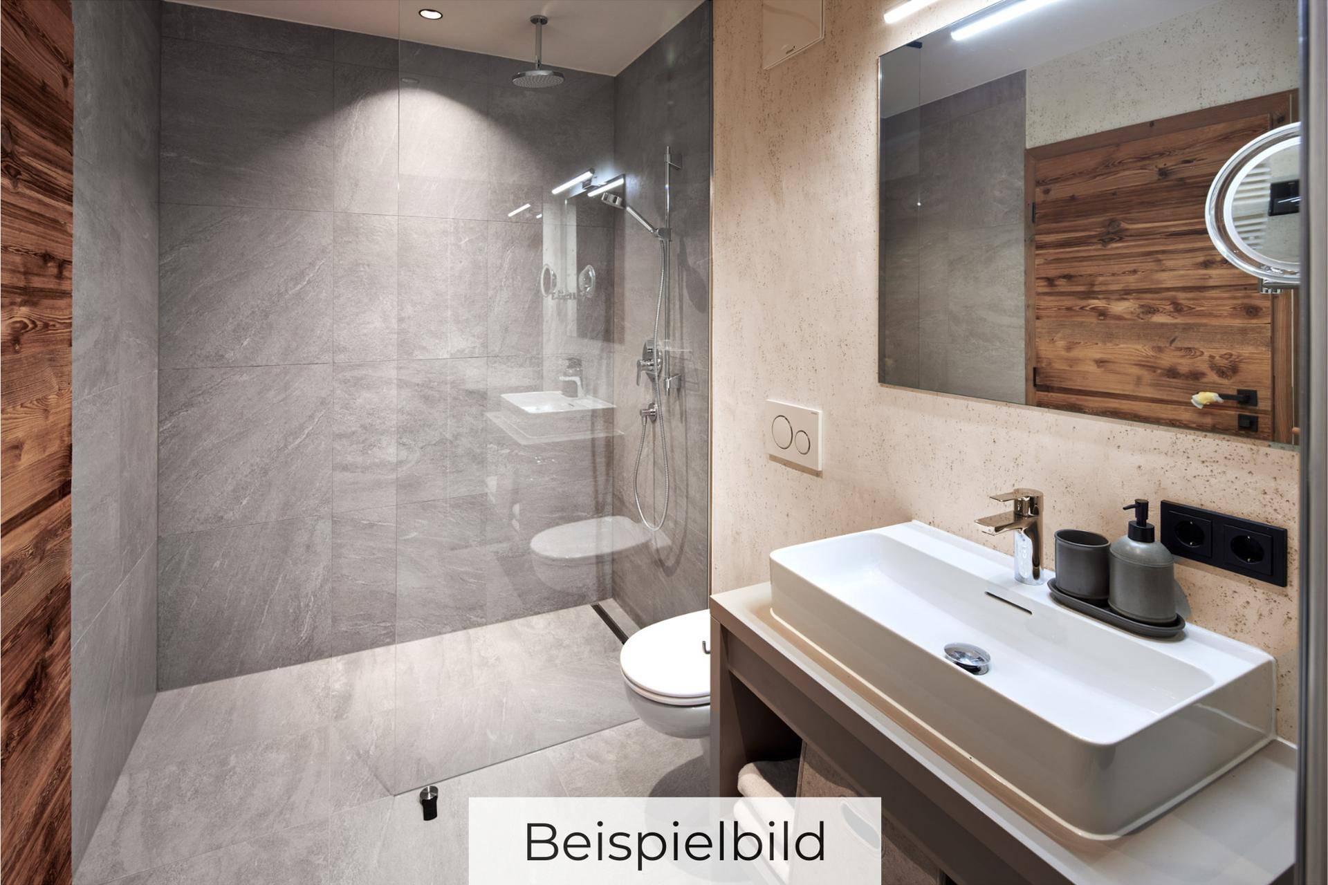 Modernes Badezimmer mit begehbarer Dusche, großformatigen Fliesen und Einzelwaschbecken.
