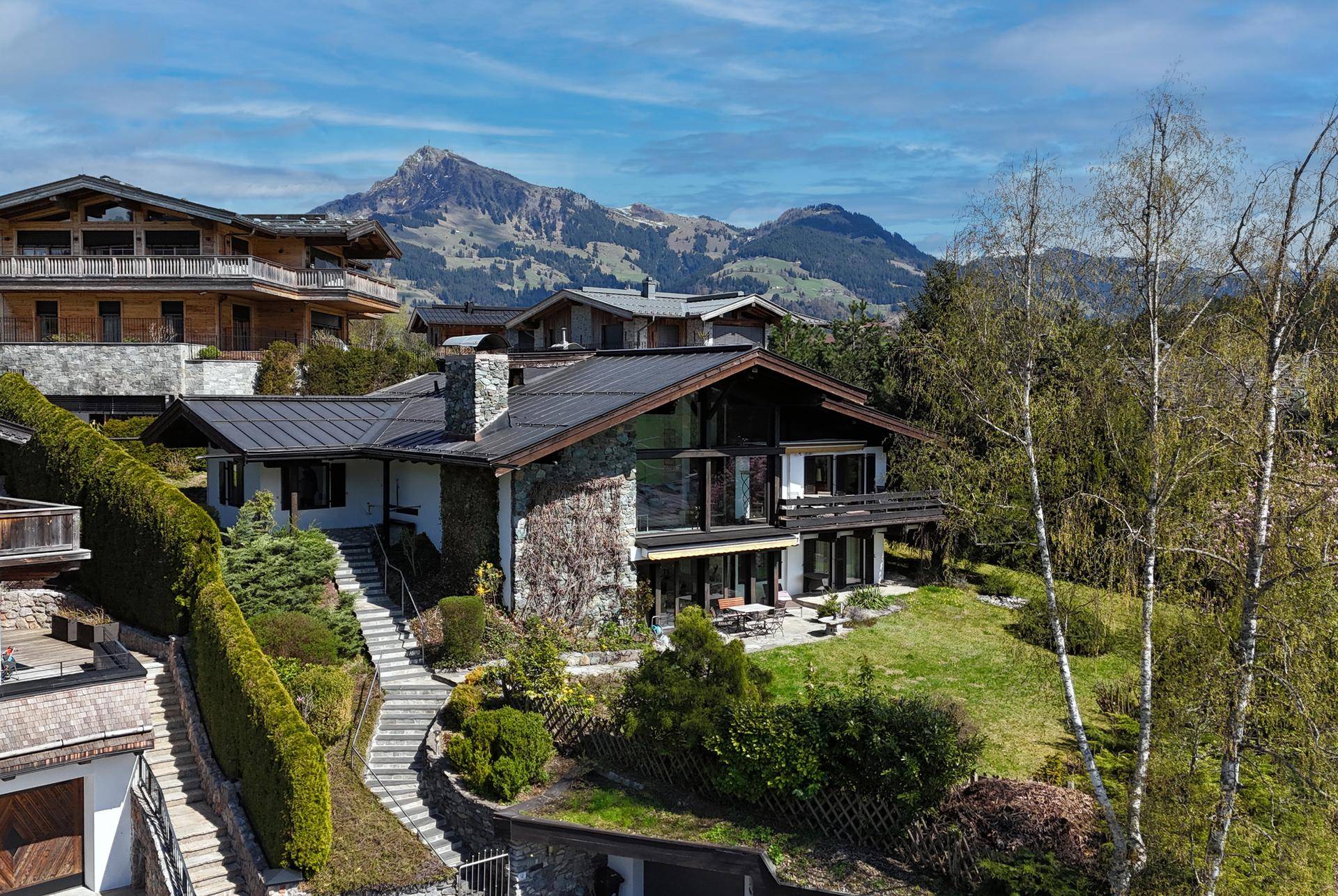 Luxuriöses Anwesen in den Bergen mit weitläufigem Garten und beeindruckendem Bergblick.