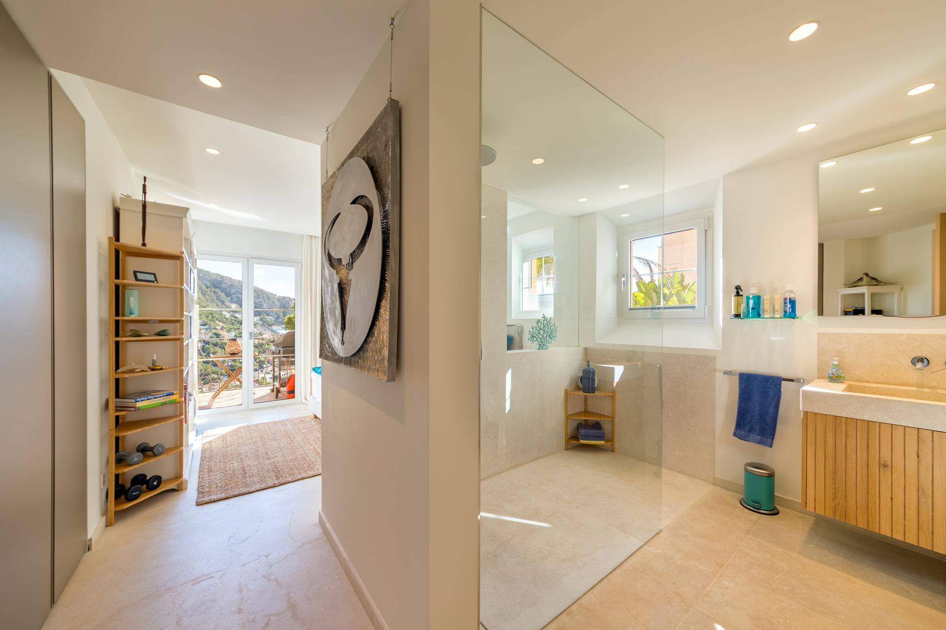 Geräumiges Badezimmer mit begehbarer Glasdusche, modernem Waschtisch und Fenster.