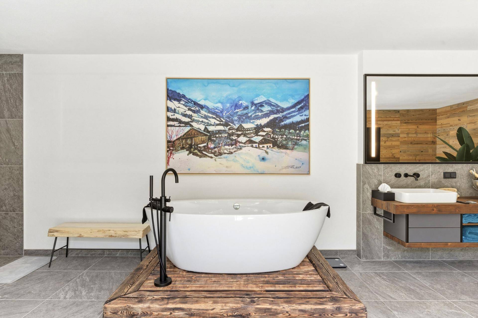 Modernes Badezimmer mit freistehender Badewanne, Doppelwaschbecken und großformatigen Fliesen.