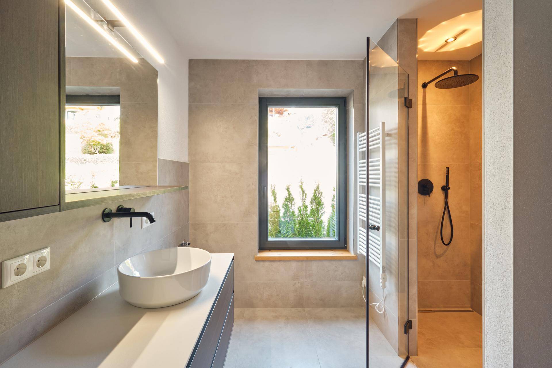 Modernes Badezimmer mit begehbarer Dusche, Einzelwaschbecken und Fenster.