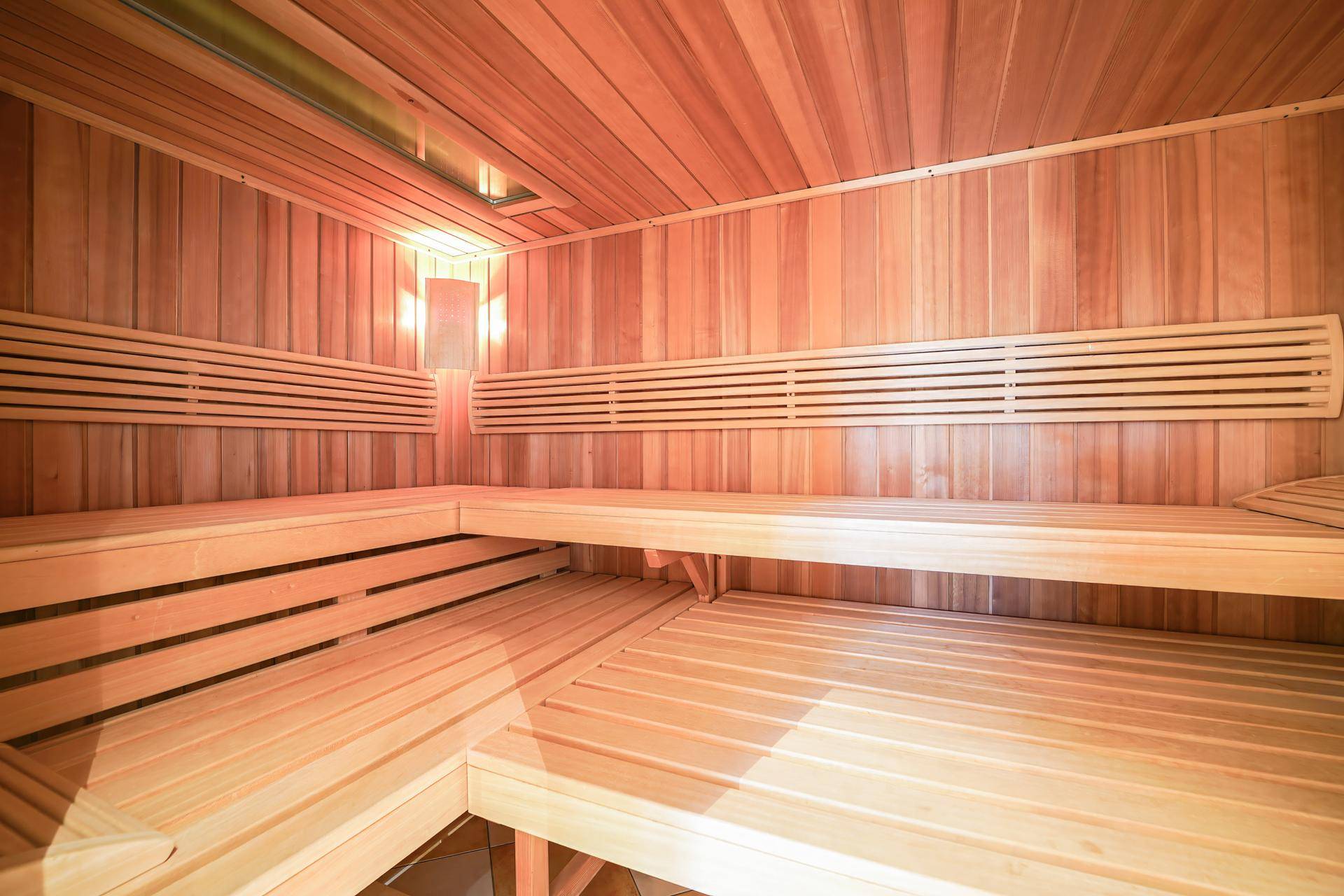 Traditionelle Holzsauna mit mehreren Bänken, ideal zur Entspannung nach einem aktiven Tag.