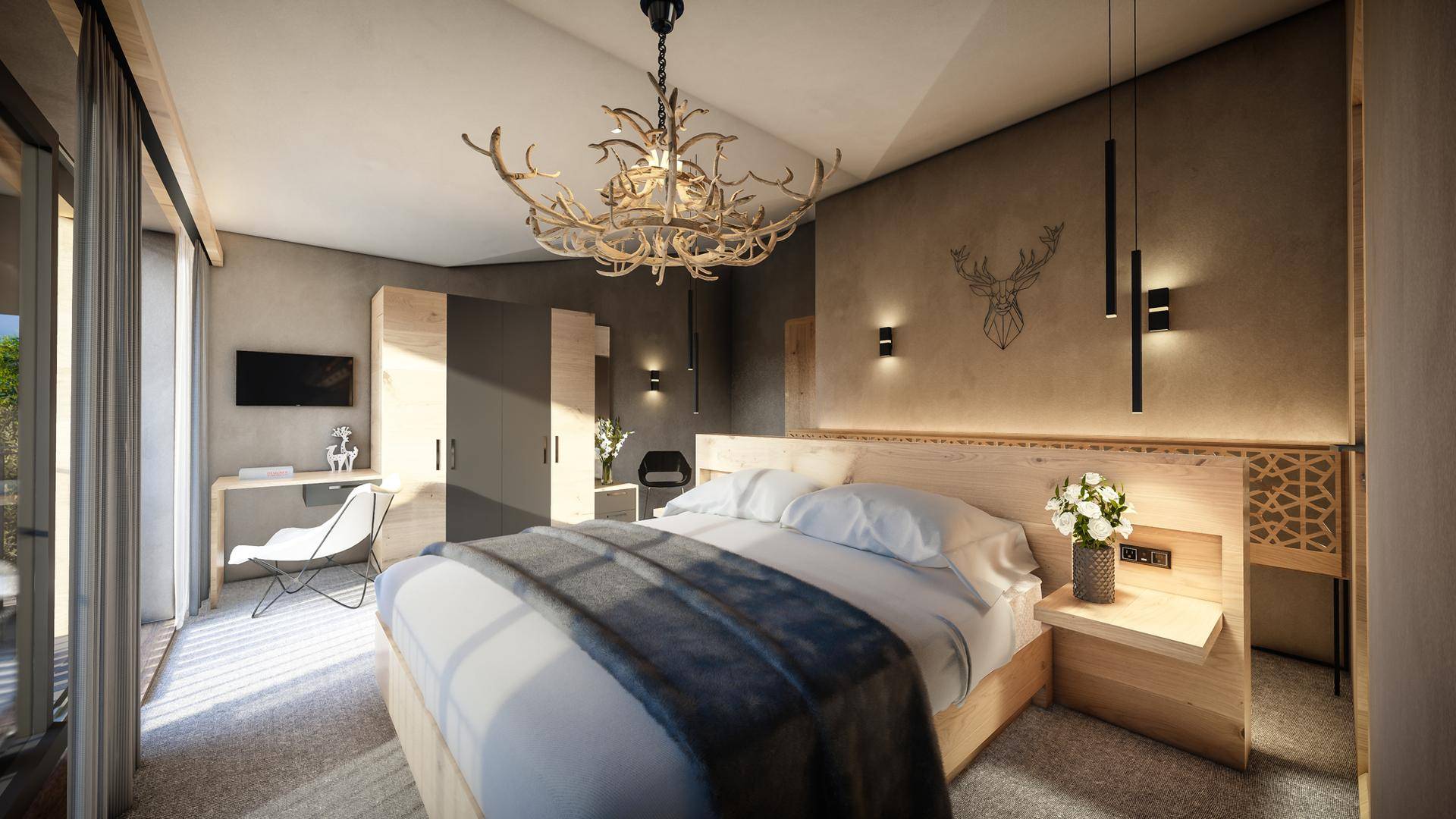 Gemütliches Schlafzimmer mit Holzbett, Hirschgeweih-Kronleuchter und Zugang zum Außenbereich.