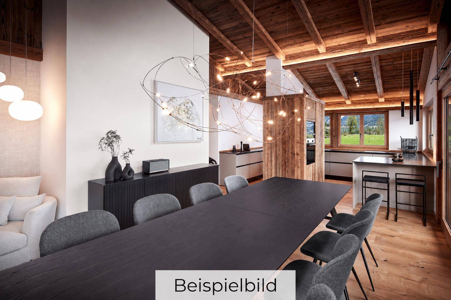 Offener Wohn- und Essbereich mit Holzbalkendecke, modernem Esstisch und Zugang zur Küche.