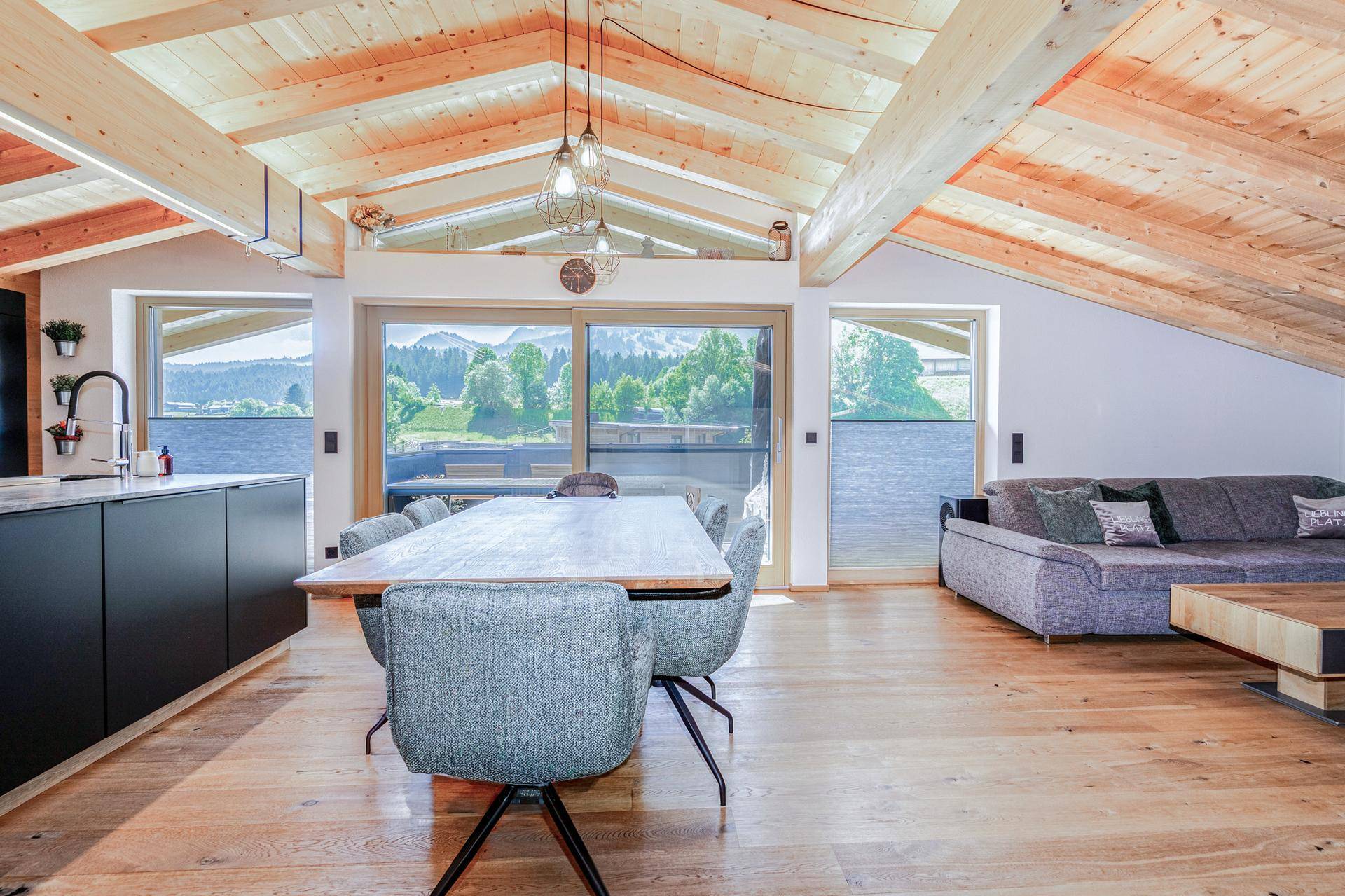 Modernes Dachgeschossjuwel mit alpinem Charme (04666) - Ansicht 2