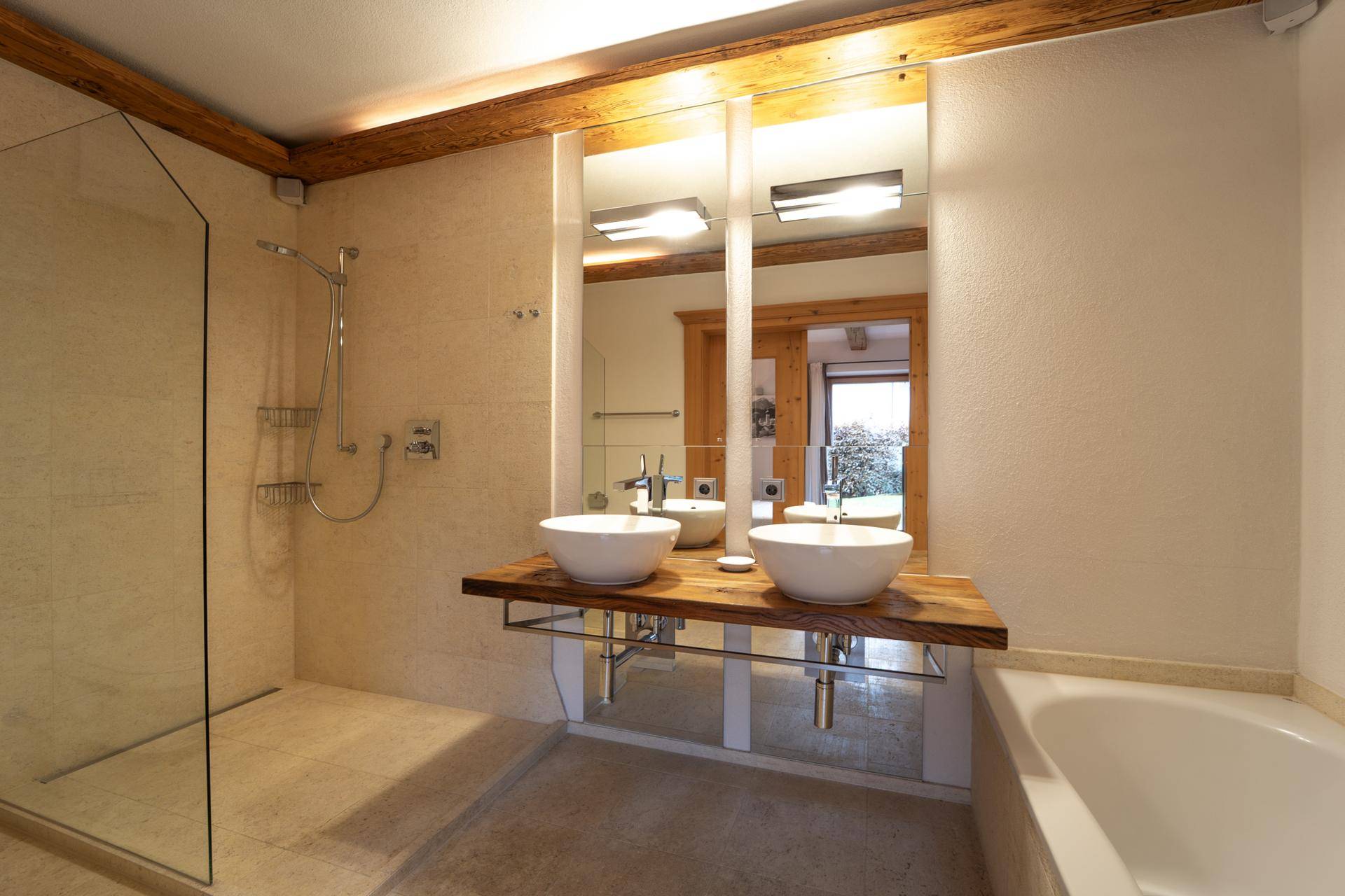 Modernes Badezimmer mit begehbarer Dusche, Badewanne und Doppelwaschbecken.