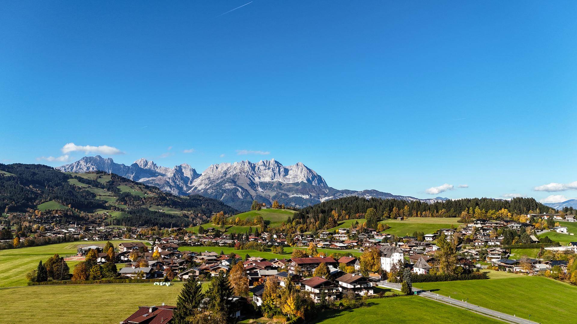 Panoramablick auf die malerische Berglandschaft und das Dorf.