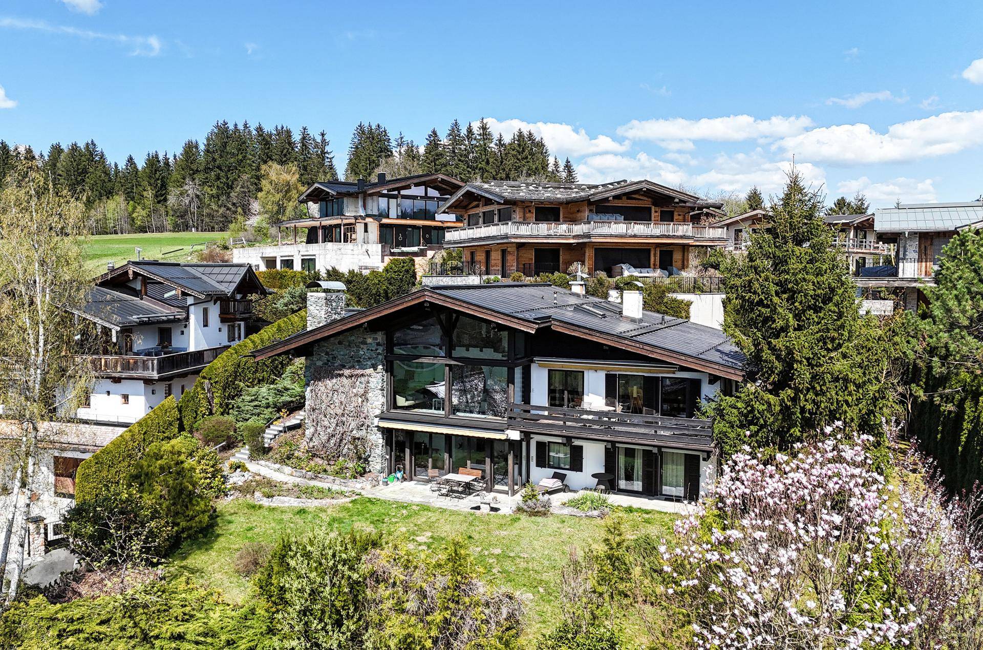 Exklusives Anwesen in alpiner Landschaft mit gepflegtem Garten und Bergblick.