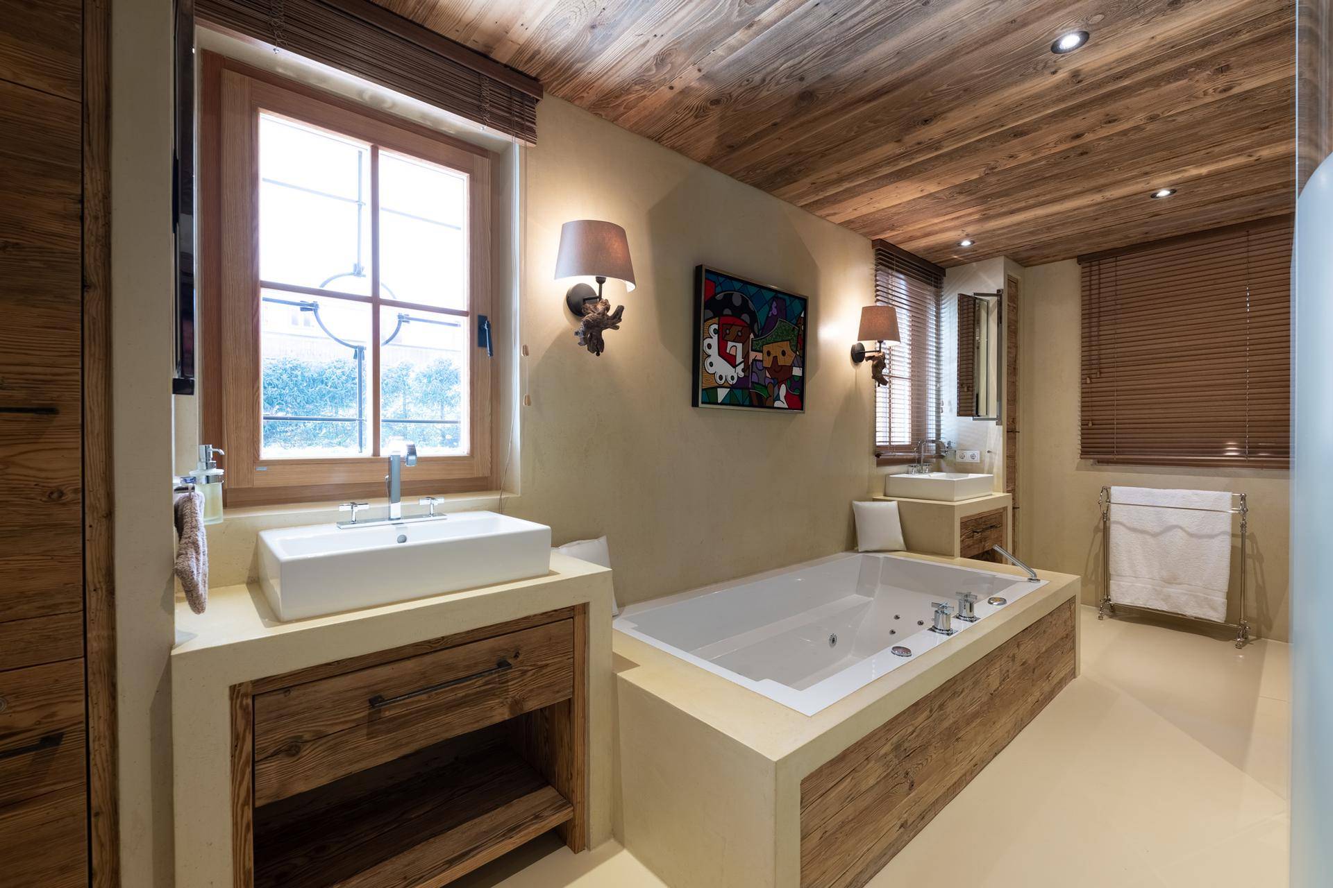 Modernes Badezimmer mit Badewanne, Doppelwaschbecken und Holzdetails.