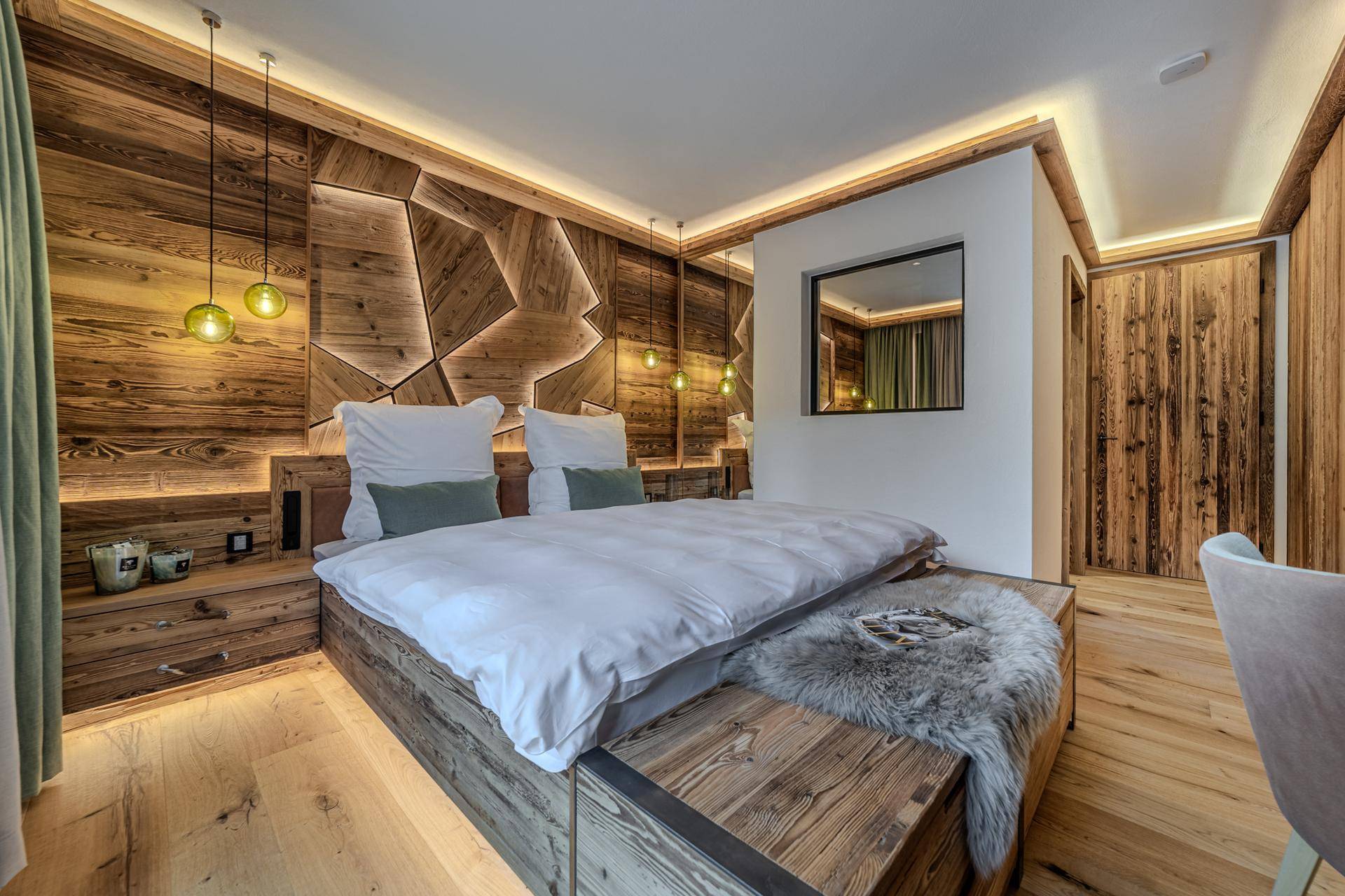 Gemütliches Schlafzimmer mit Holzwandverkleidung, indirekter Beleuchtung und modernem Design.