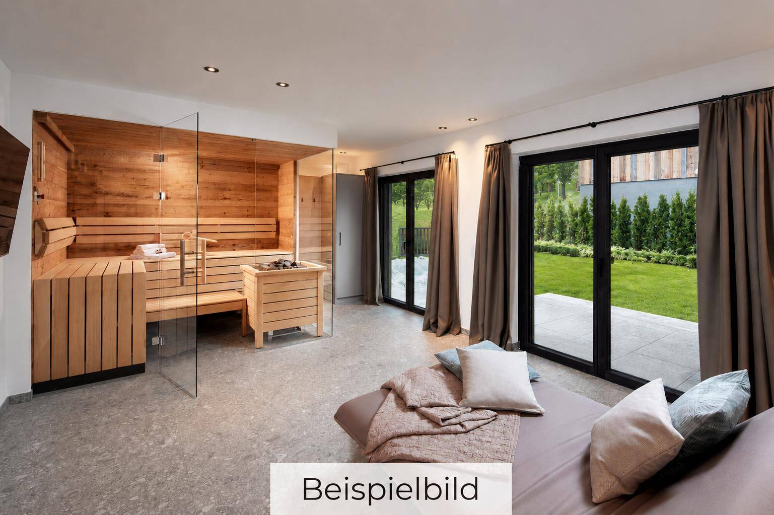 Entspannungsbereich mit moderner Sauna, Zugang zum Garten und großen Fensterfronten.