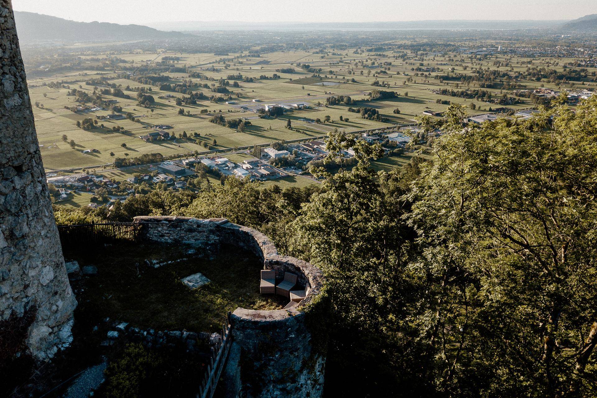 Gemütlicher Gartenbereich mit Sitzgelegenheiten und Panoramablick über die weite Landschaft.