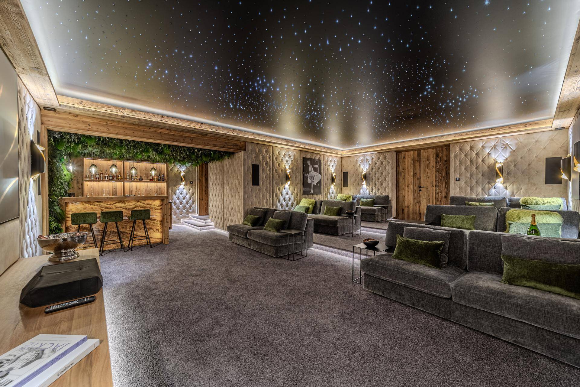 Exklusiver Kinoraum mit Sternenhimmel-Decke, bequemen Sofas und integrierter Bar.