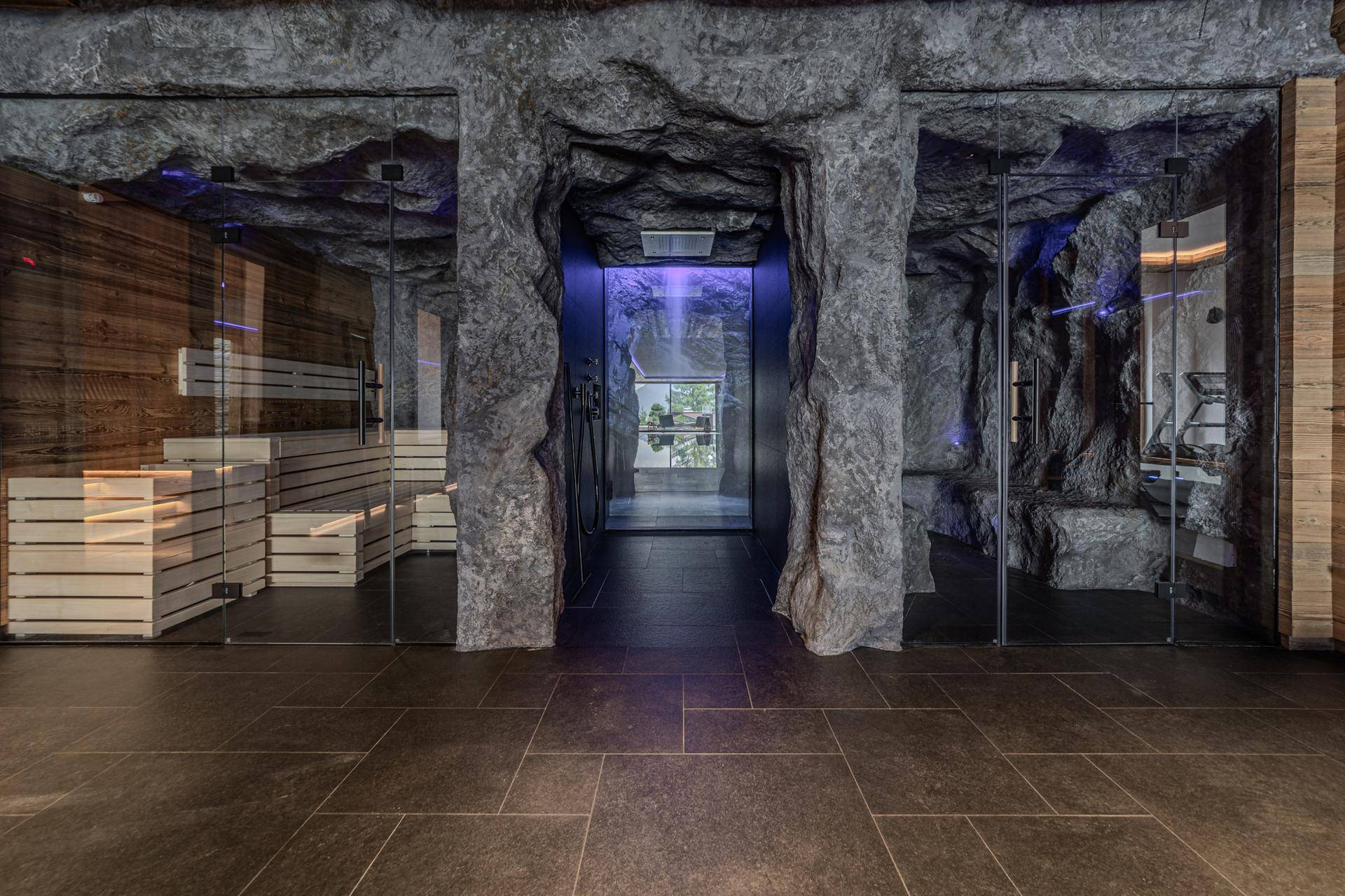 Luxuriöser Wellnessbereich mit Sauna, Dampfbad und Felsendesign.