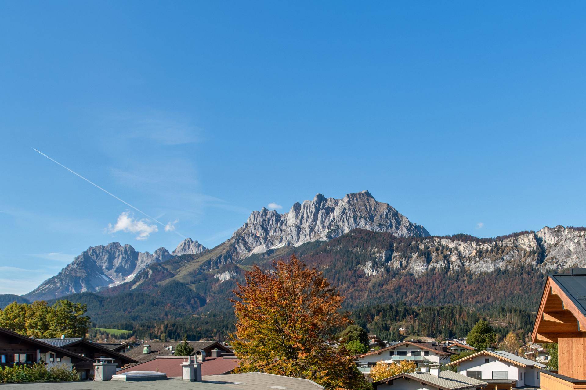 Panoramablick auf die majestätischen Berge und die umliegende Landschaft an einem sonnigen Herbsttag.