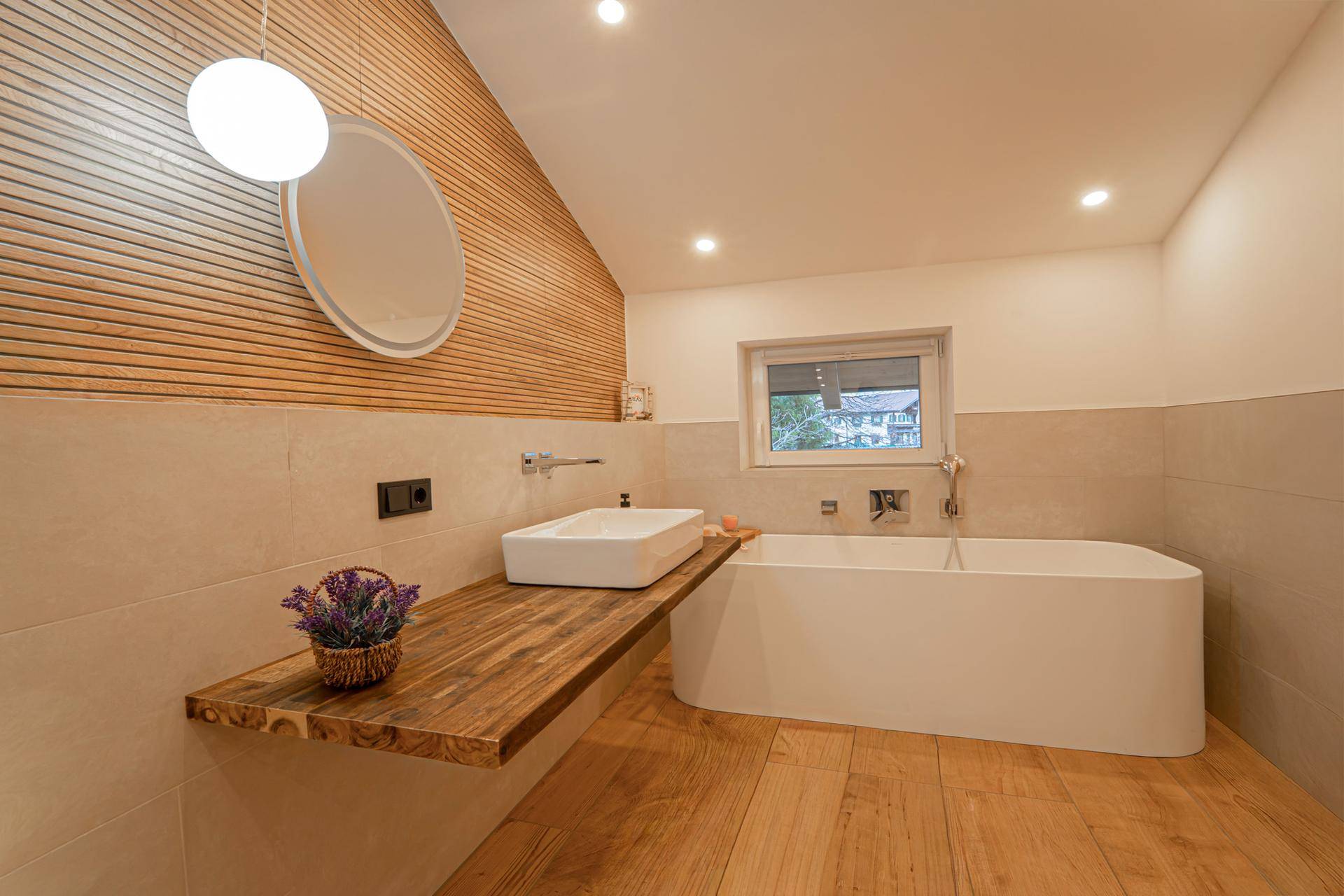 Modernes Badezimmer mit Badewanne, Einzelwaschbecken und Holzakzenten.