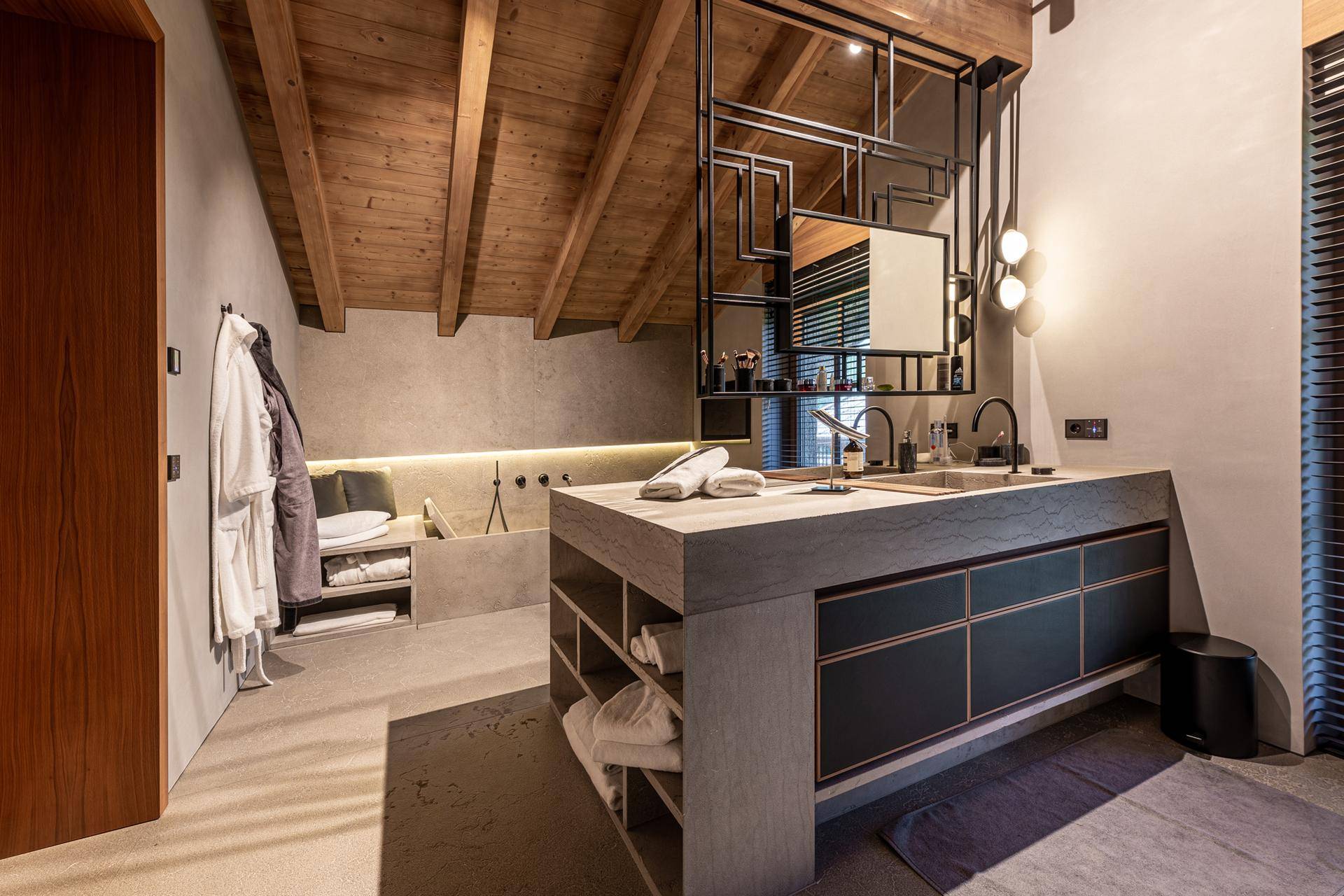 Modernes Badezimmer mit Doppelwaschbecken, begehbarer Dusche und Holzbalkendecke.