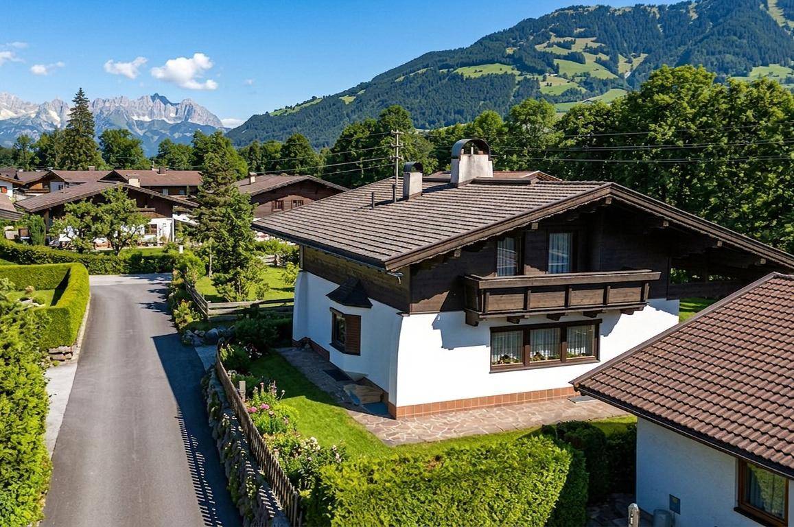 Idyllisches Haus in den Bergen mit traditioneller Architektur und Blick auf die umliegende Landschaft.